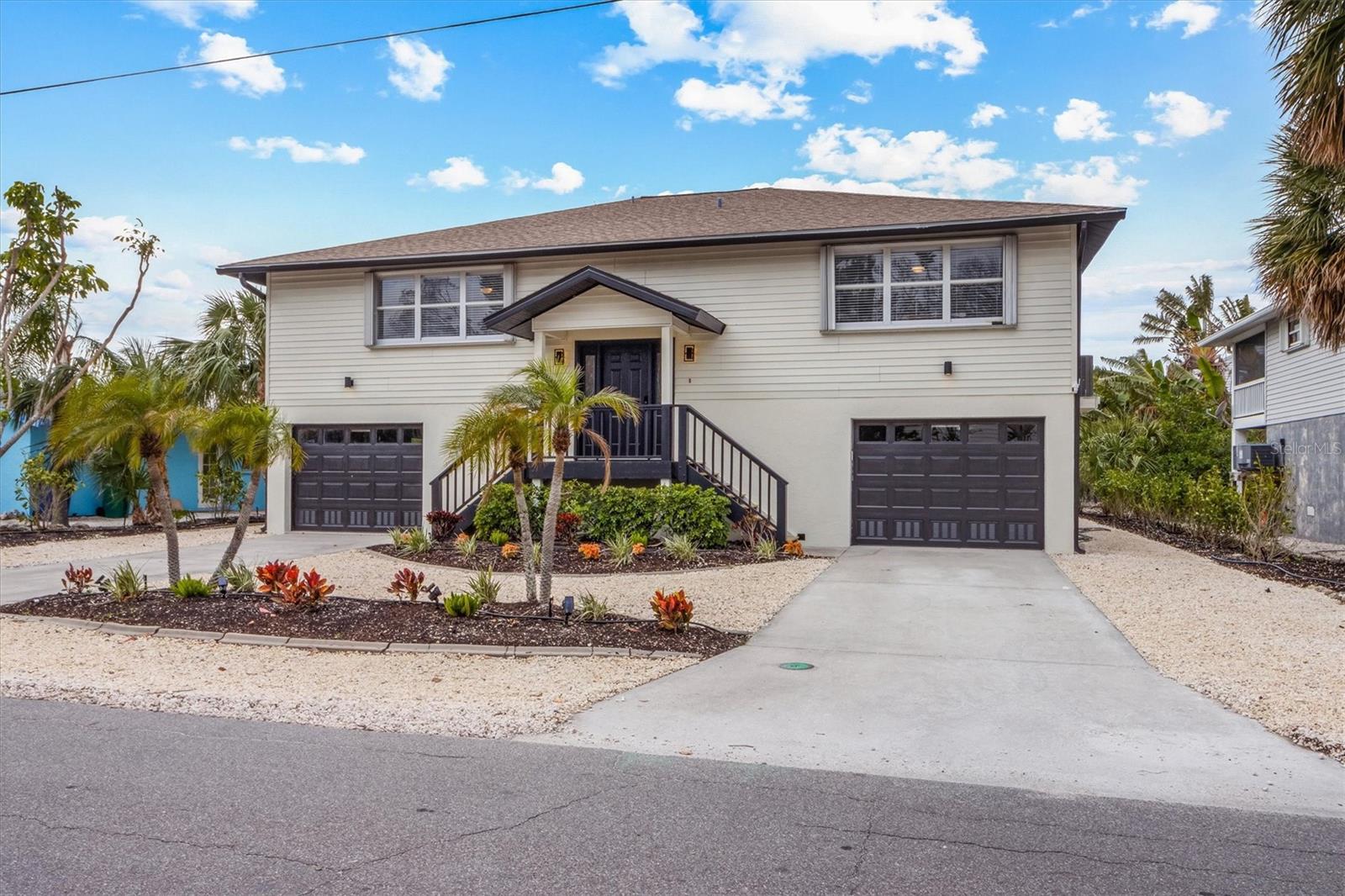 127 CRESCENT DR