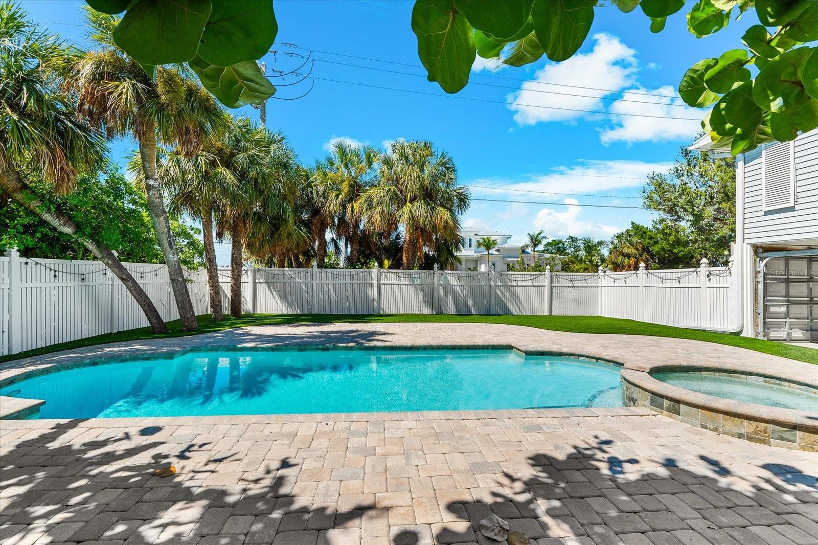 501 KEY ROYALE DR