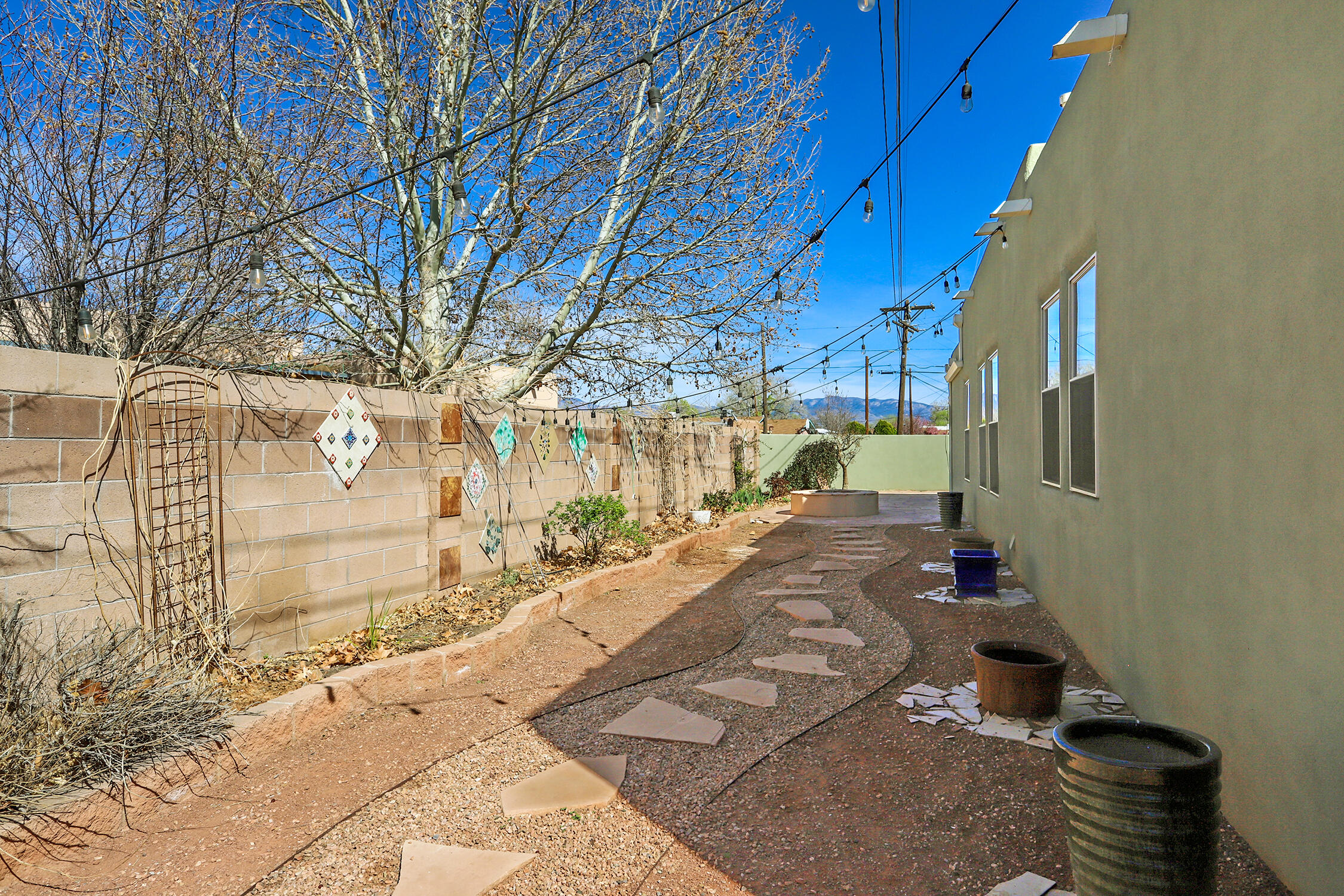 209 Manhattan Place NW