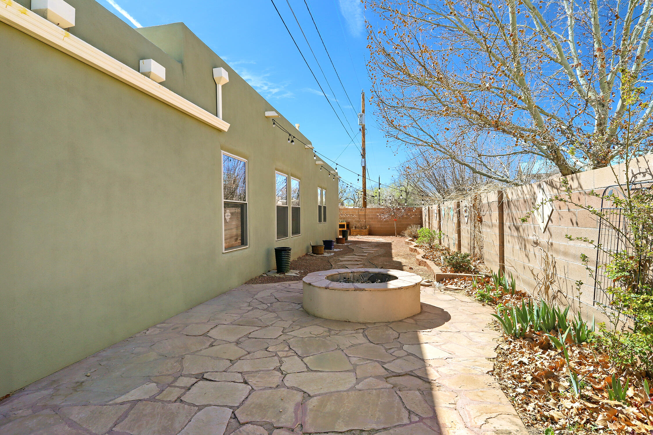 209 Manhattan Place NW