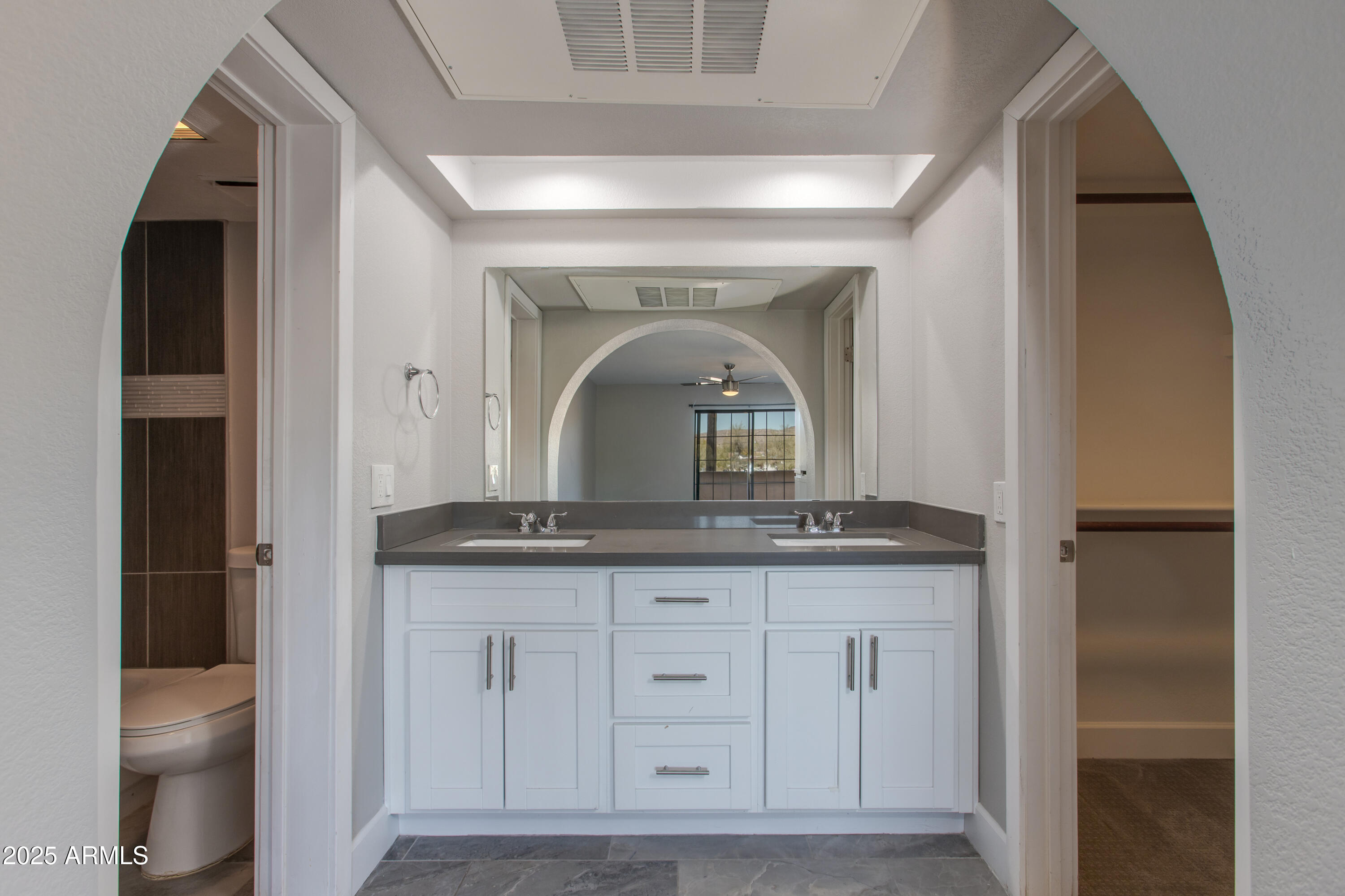 10410 N CAVE CREEK Road 2011