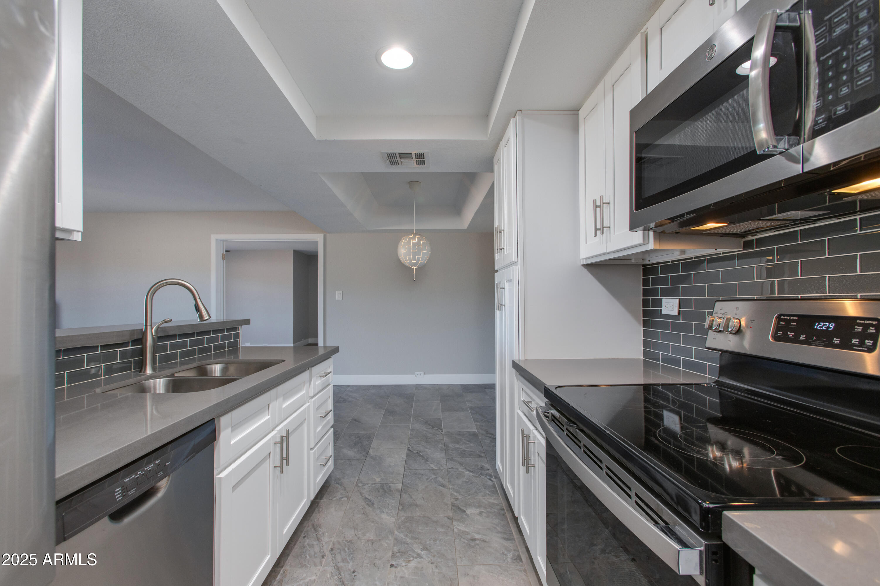10410 N CAVE CREEK Road 2011