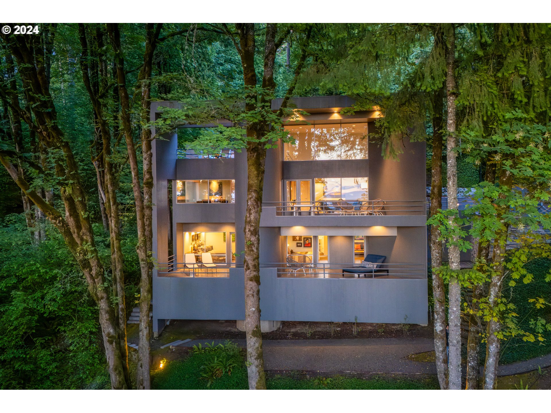 8369 SW MAPLERIDGE DR