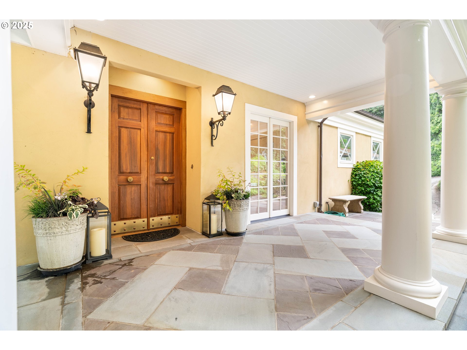 2525 SW HILLCREST DR