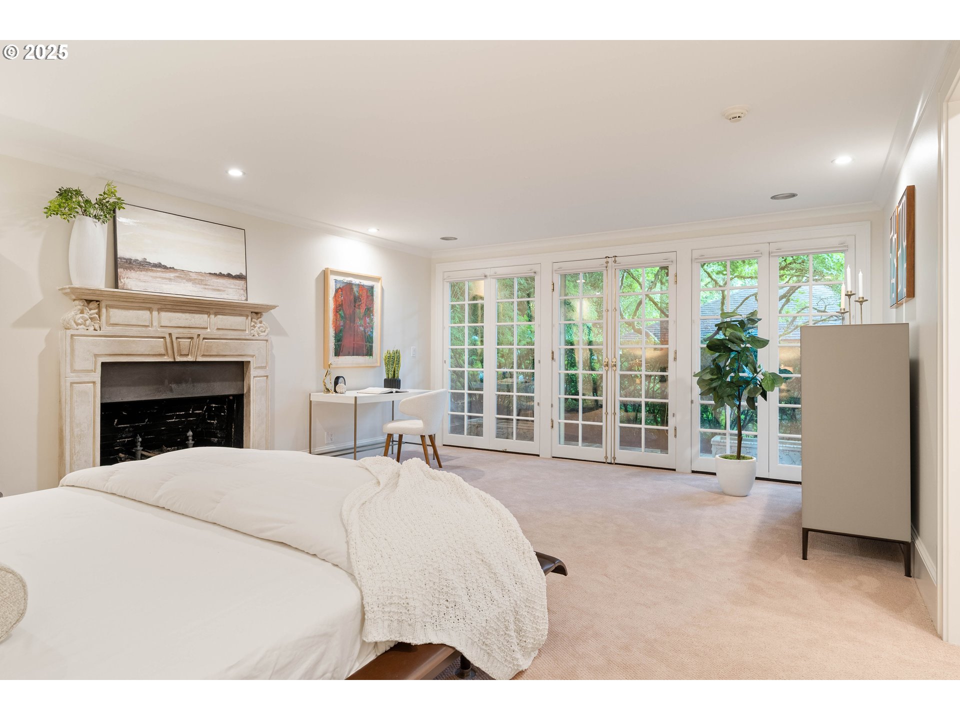 2525 SW HILLCREST DR