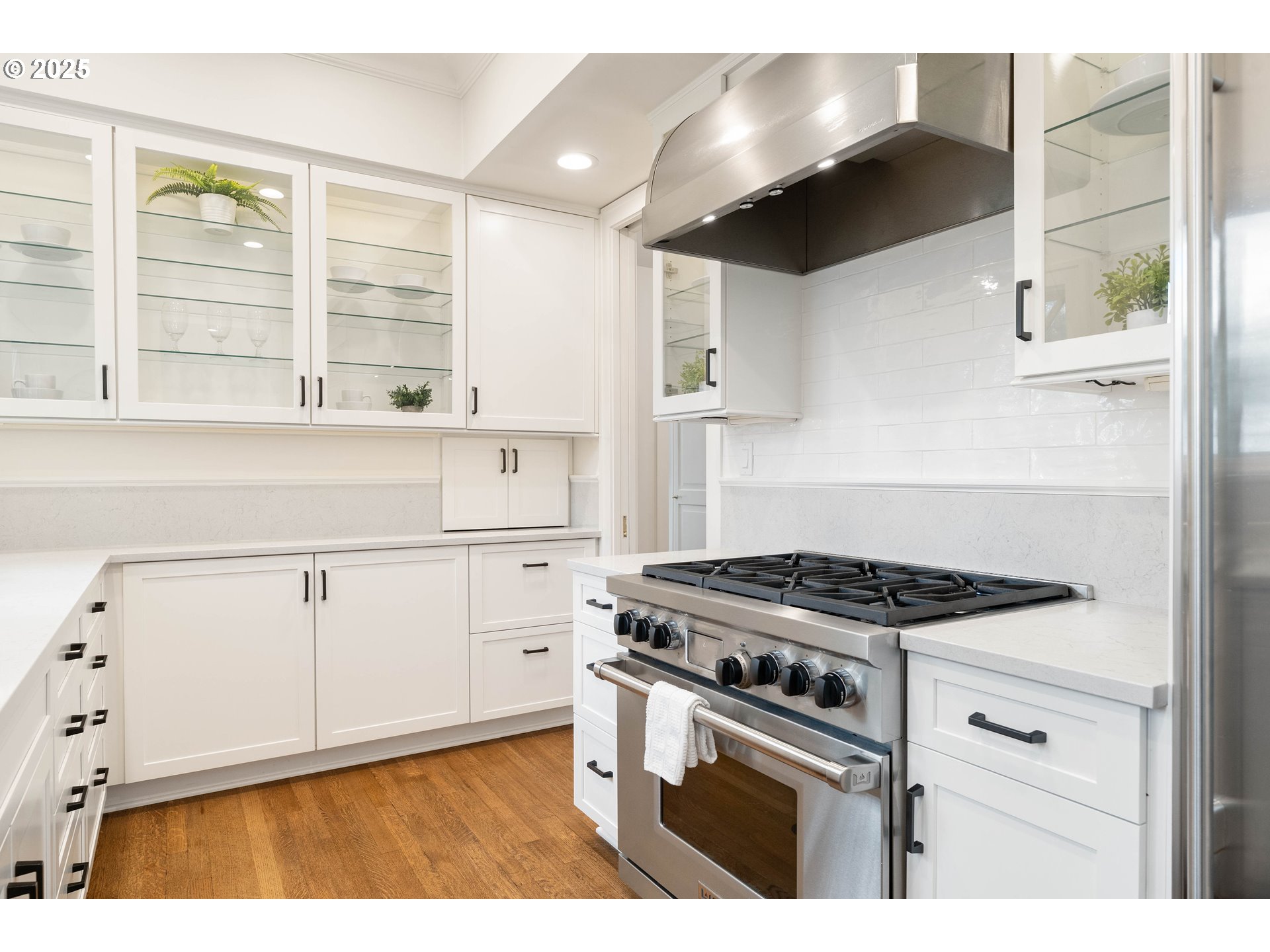 2525 SW HILLCREST DR