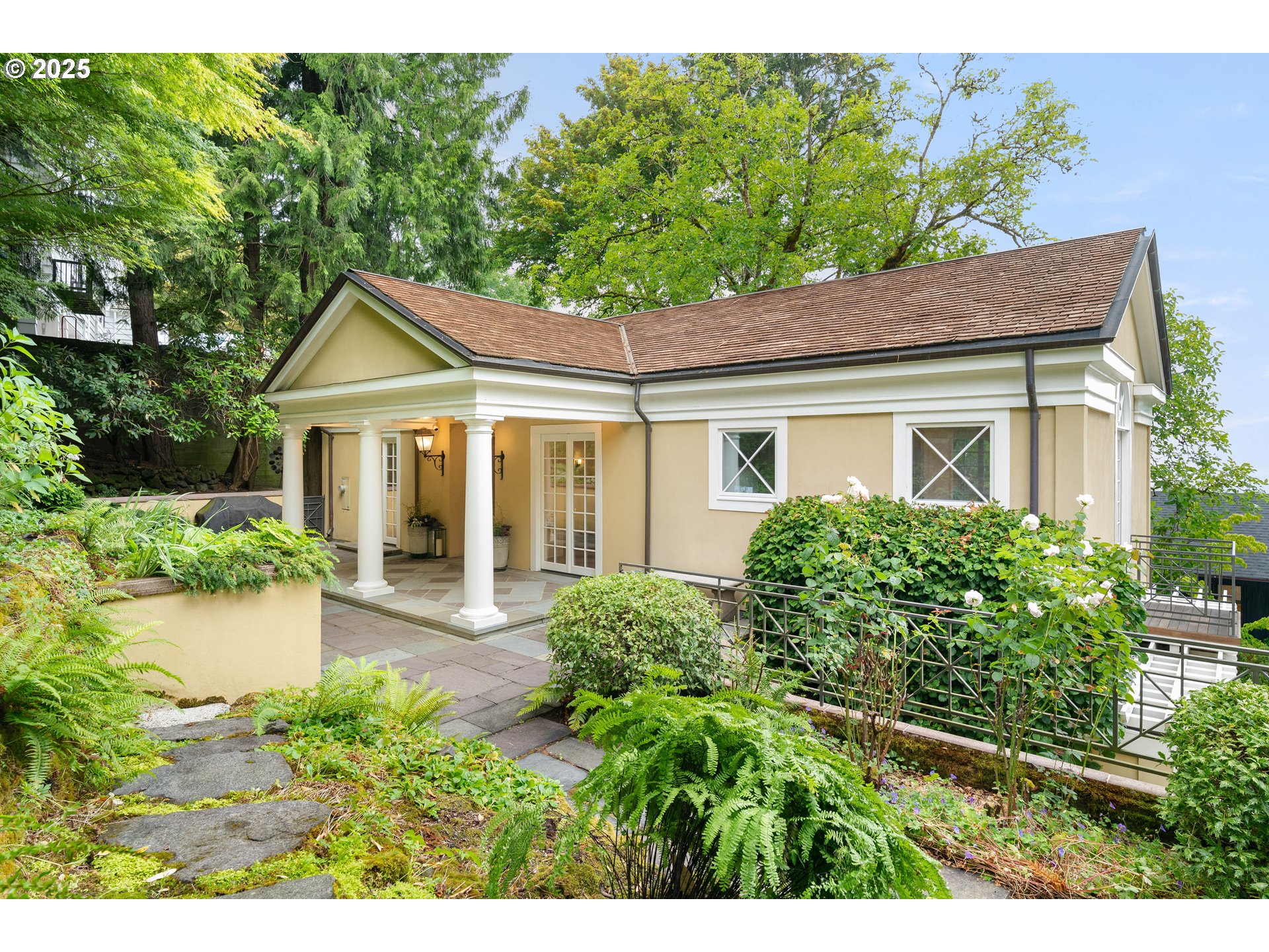 2525 SW HILLCREST DR