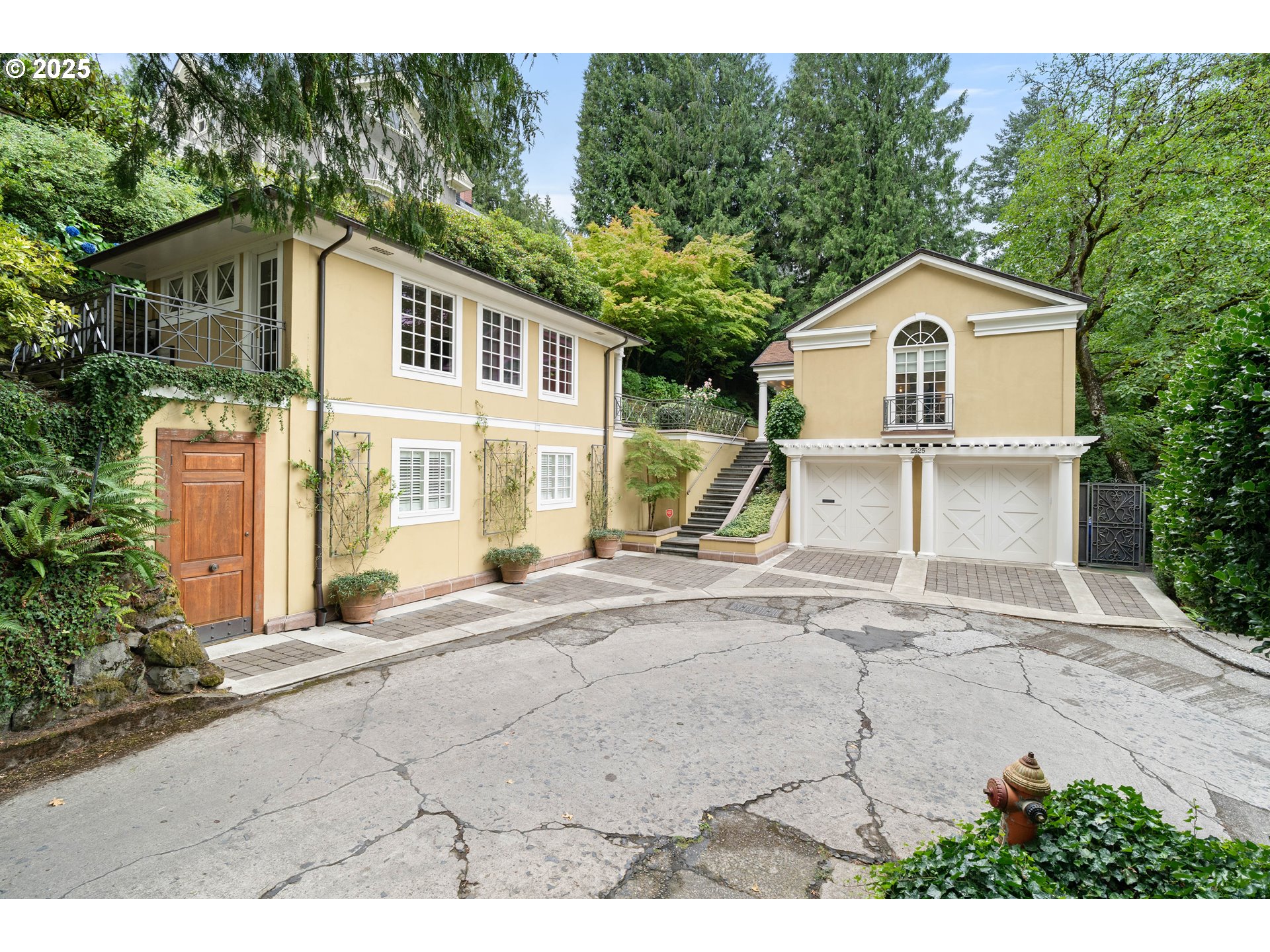 2525 SW HILLCREST DR