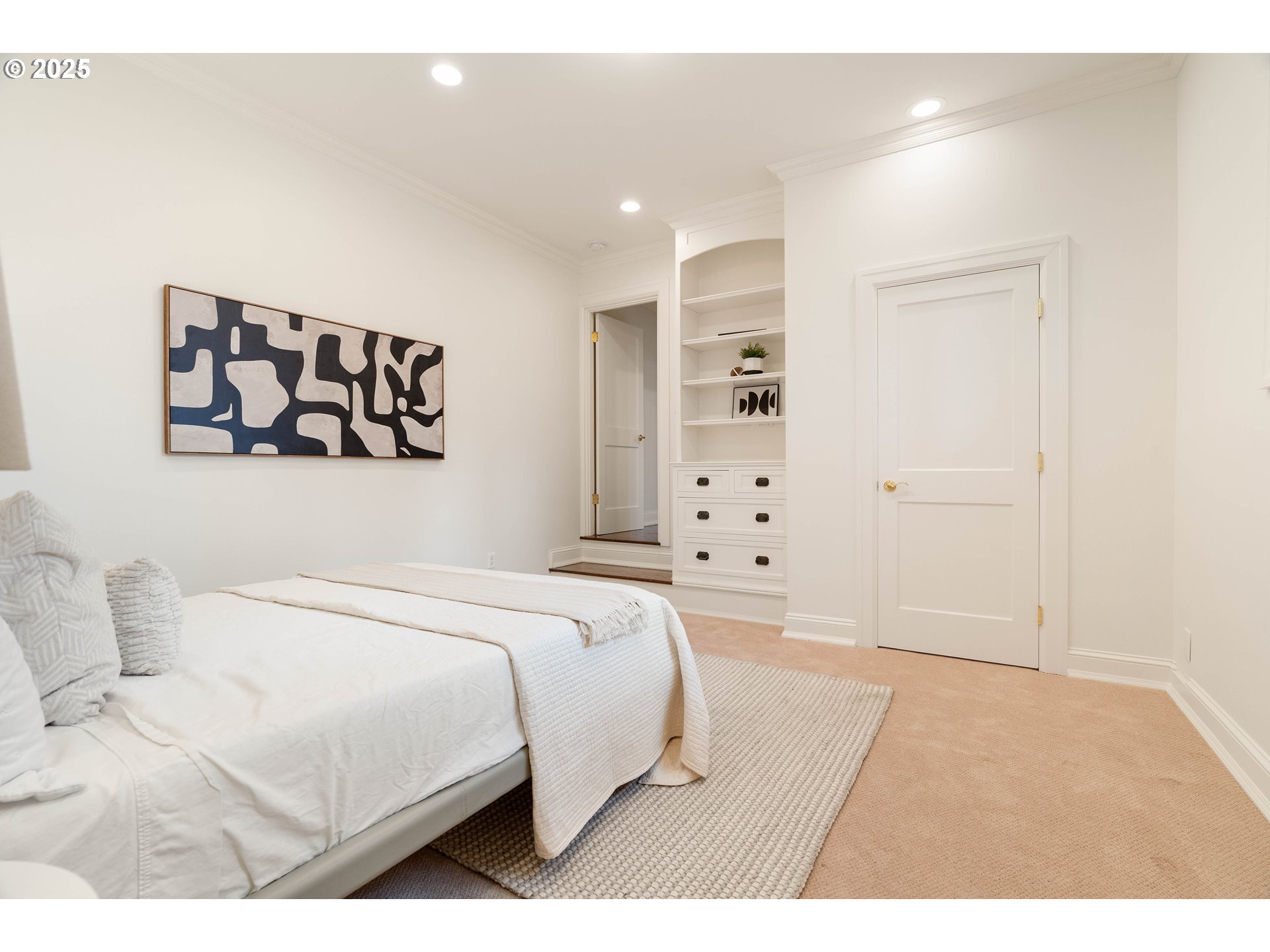 2525 SW HILLCREST DR