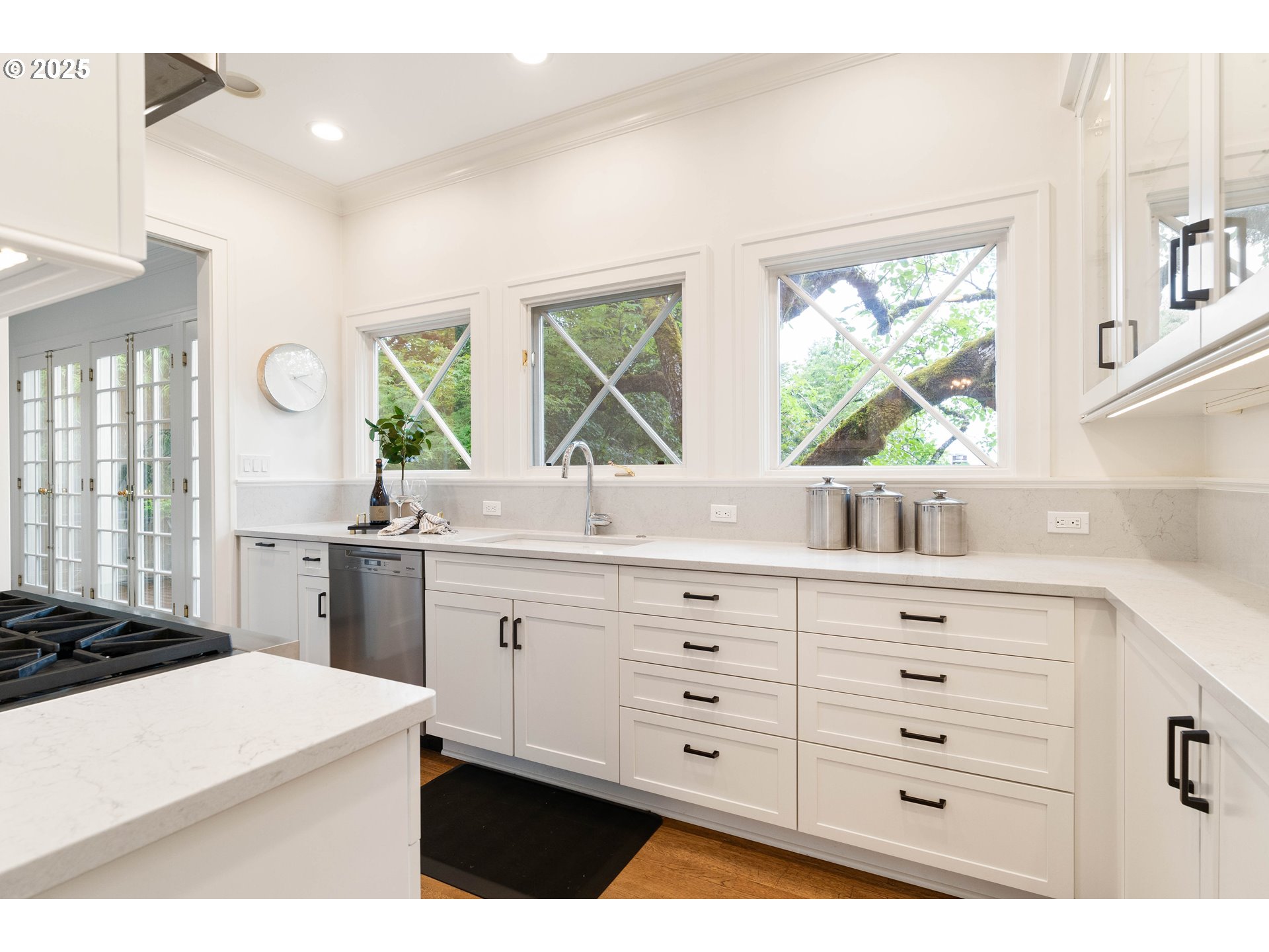 2525 SW HILLCREST DR