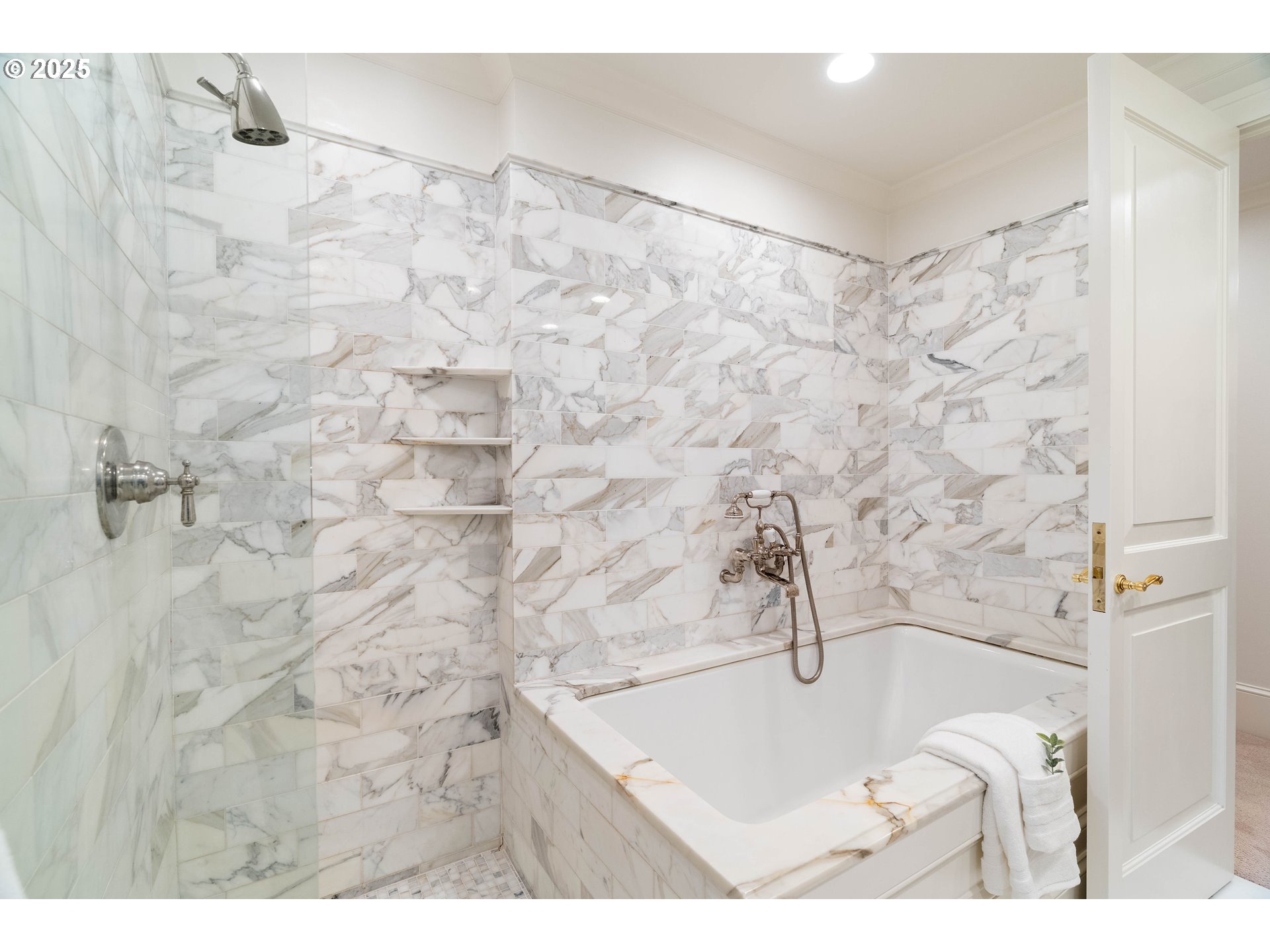 2525 SW HILLCREST DR