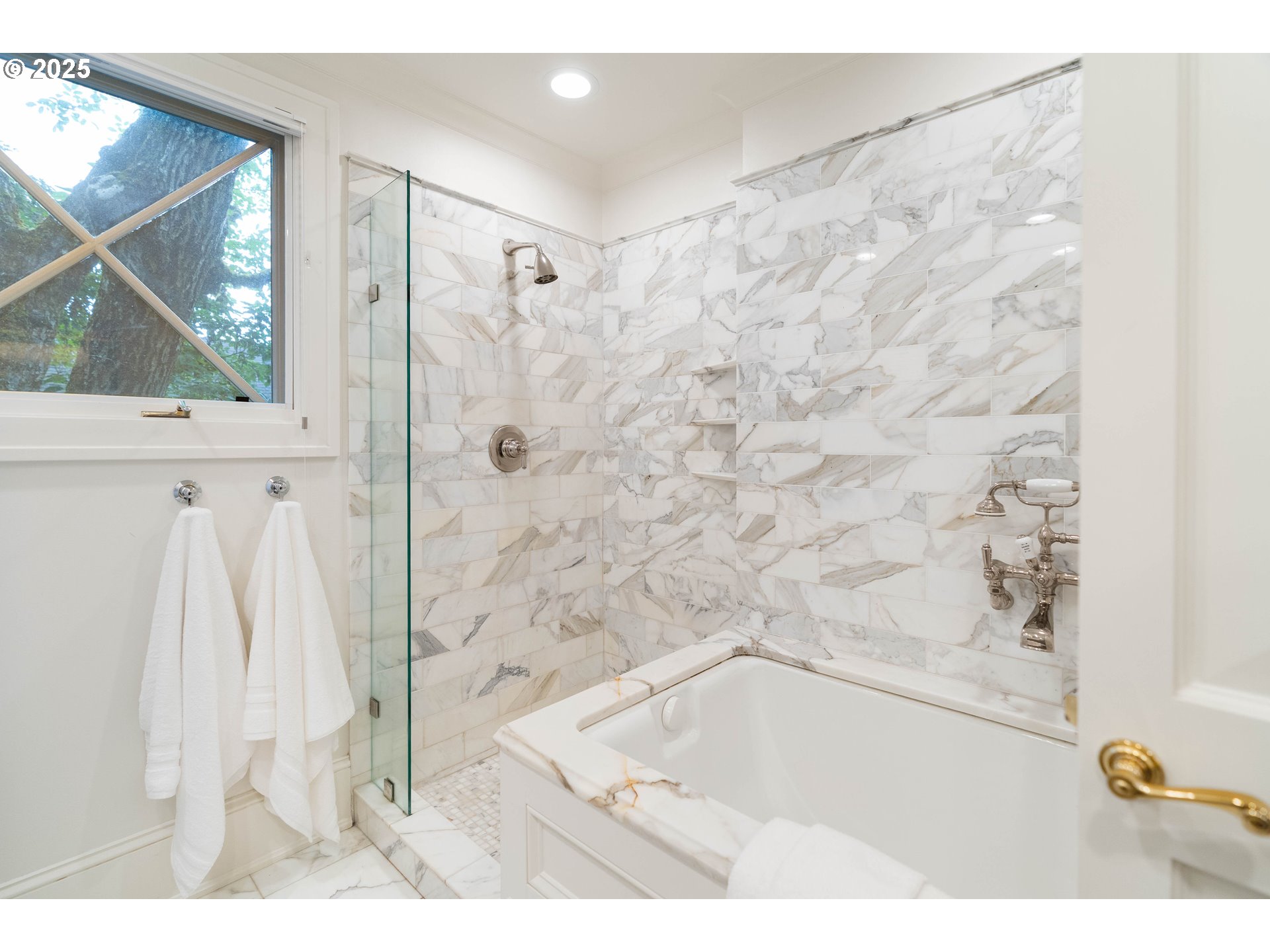 2525 SW HILLCREST DR