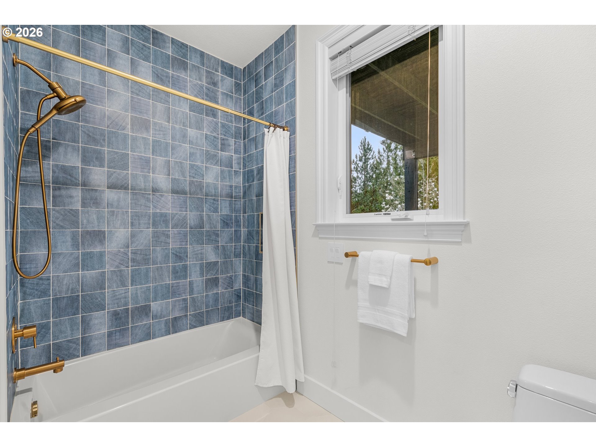 1811 NW CEDAR RIDGE DR