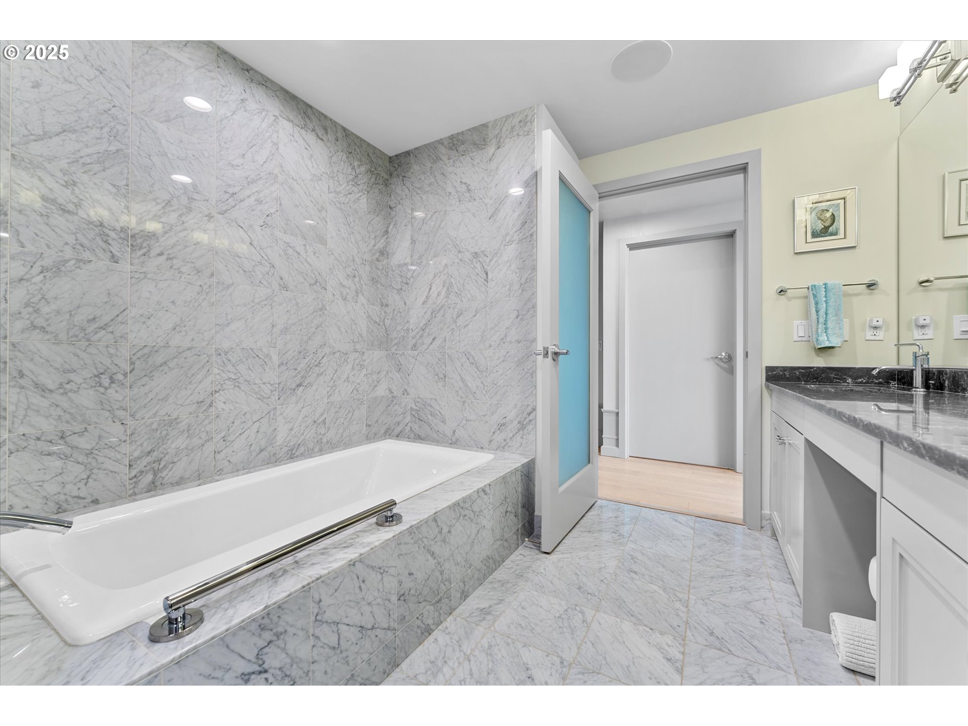 1900 S RIVER DR N402