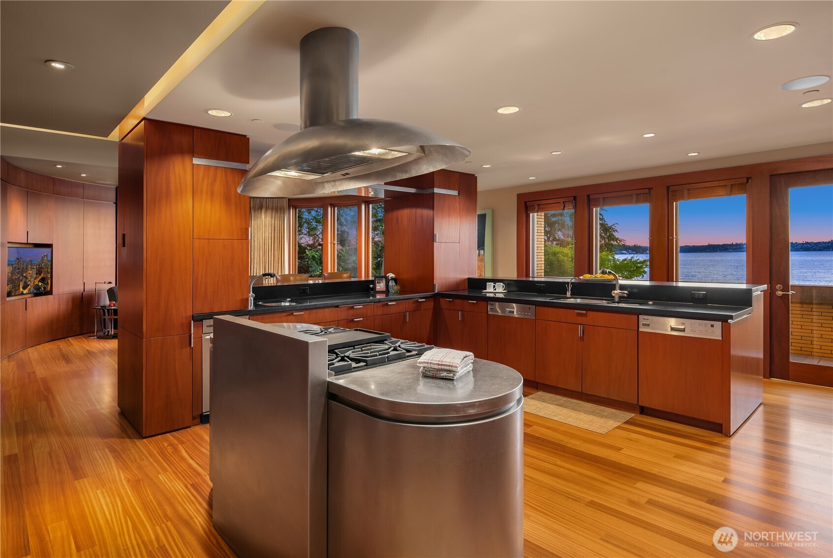 415 Shoreland Drive SE