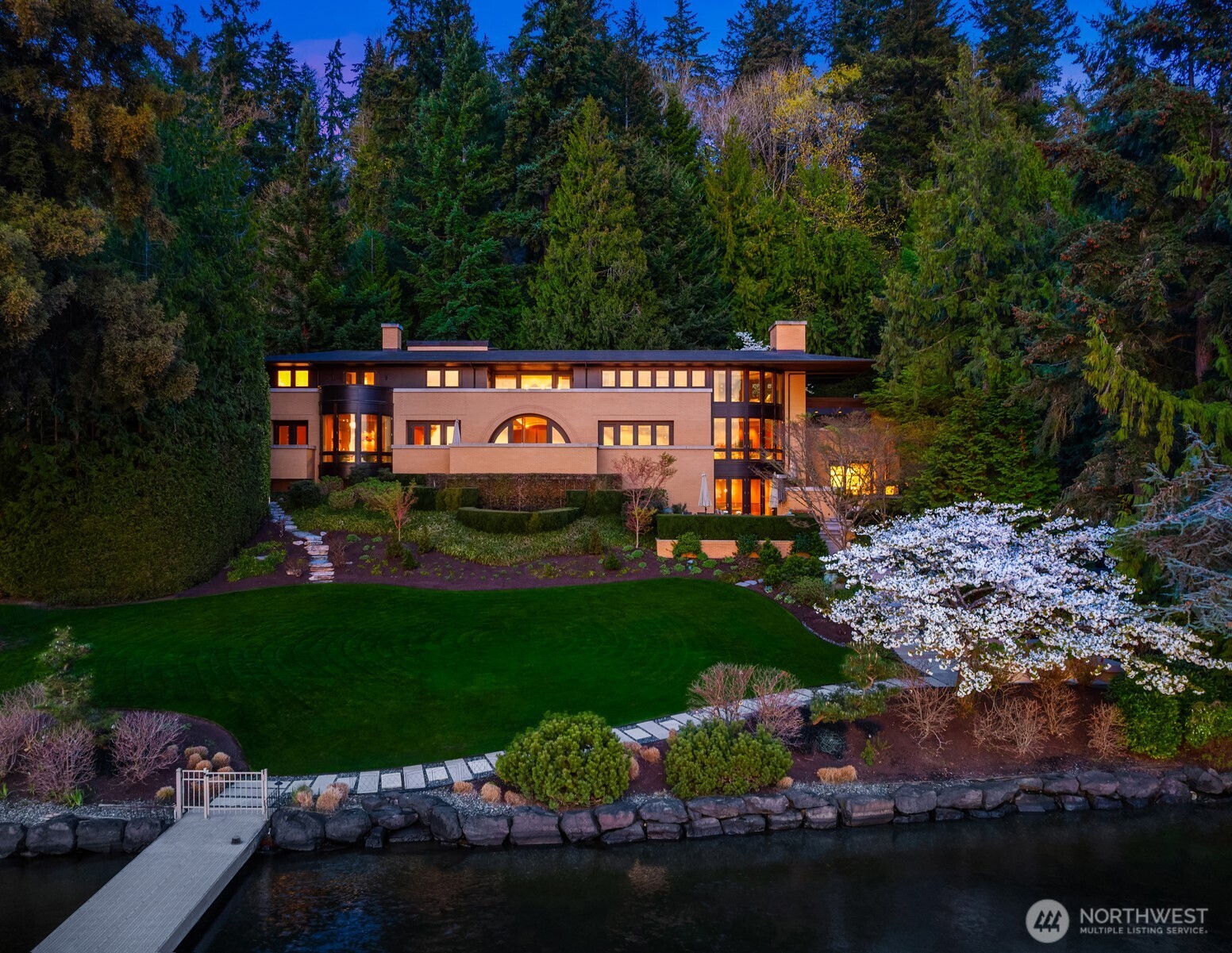 415 Shoreland Drive SE