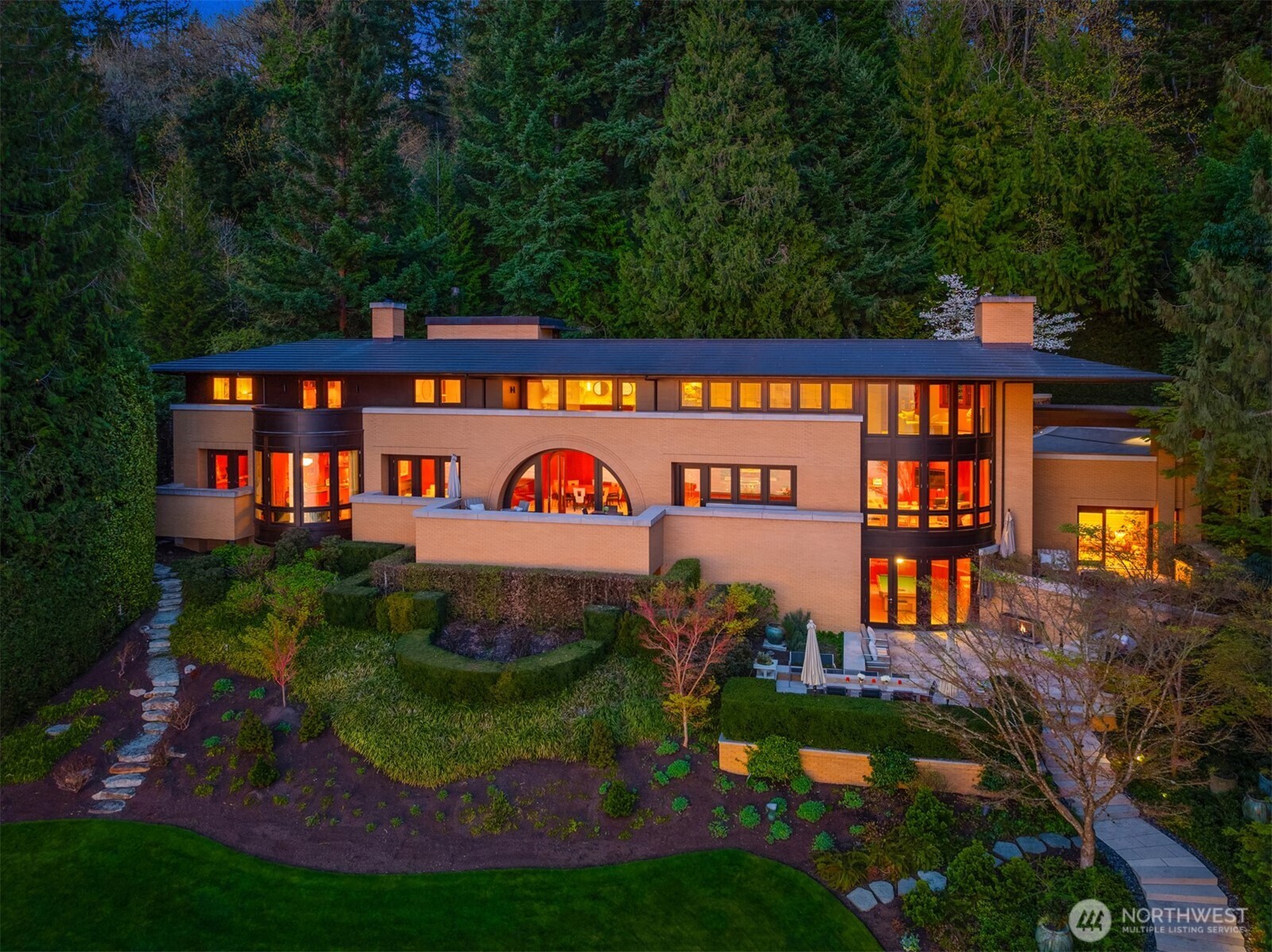 415 Shoreland Drive SE