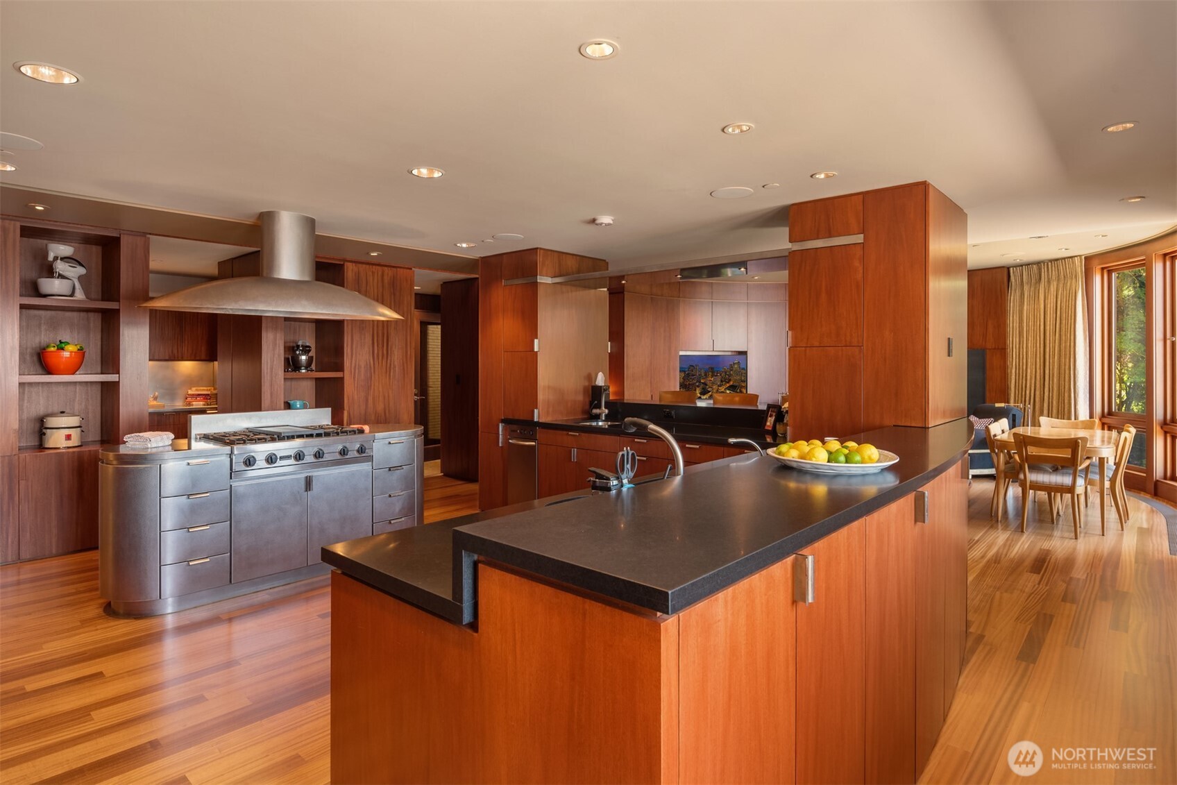 415 Shoreland Drive SE