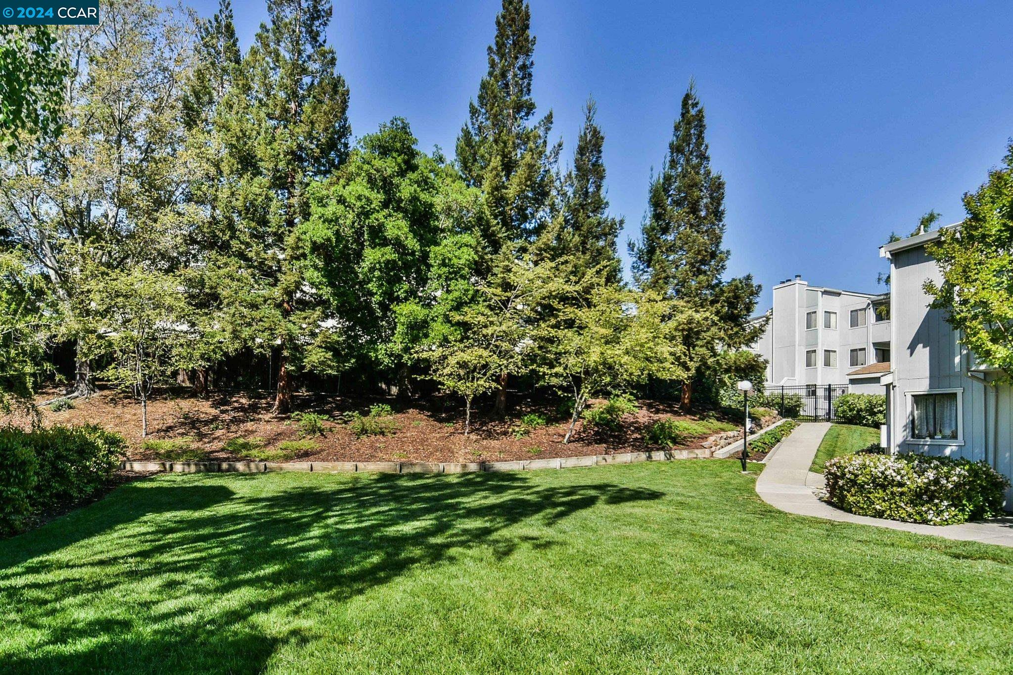 1060 Maywood Ln