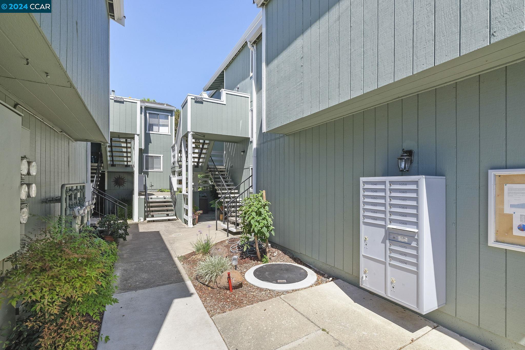 1060 Maywood Ln