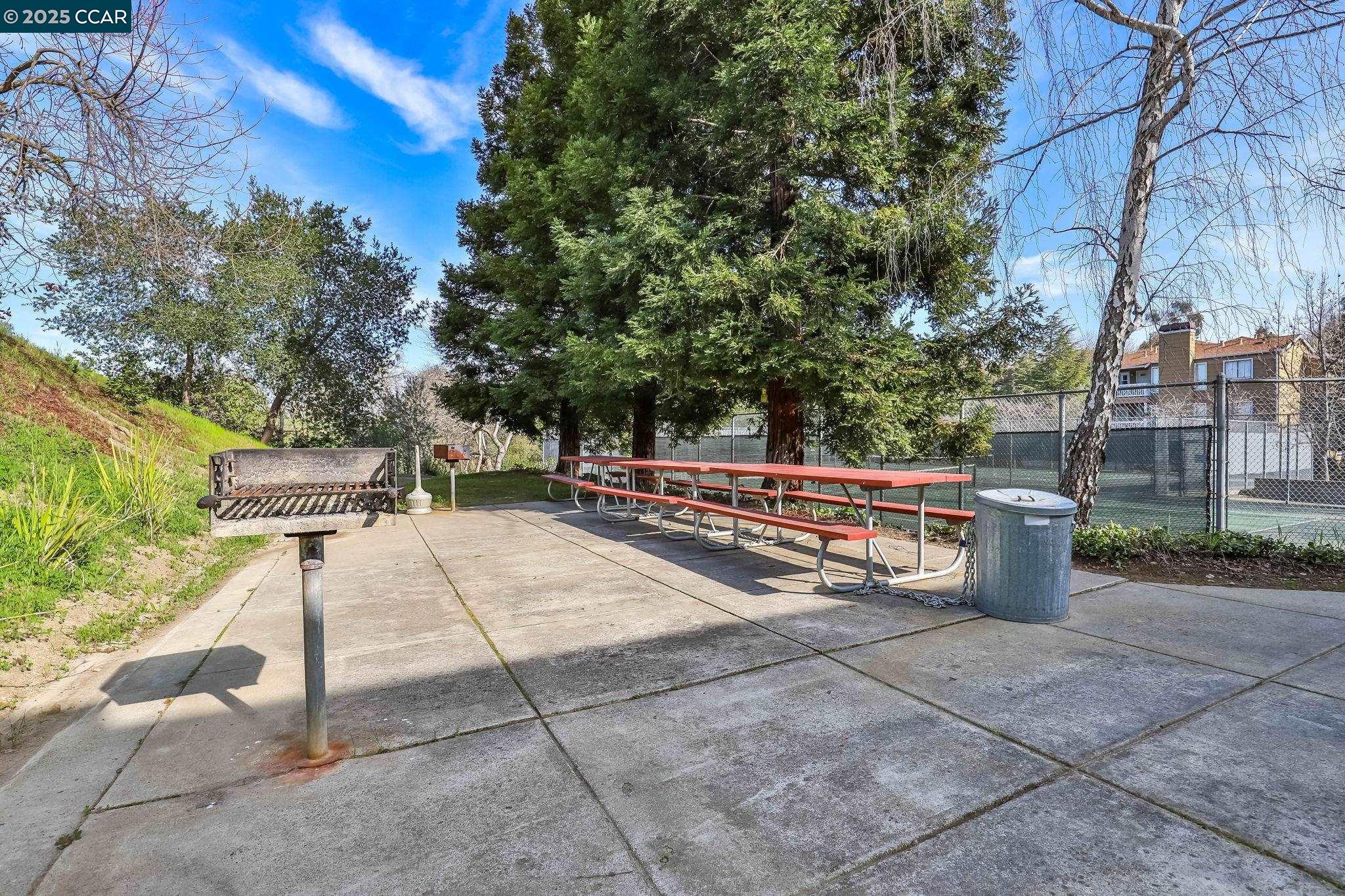 186 Farm Ln