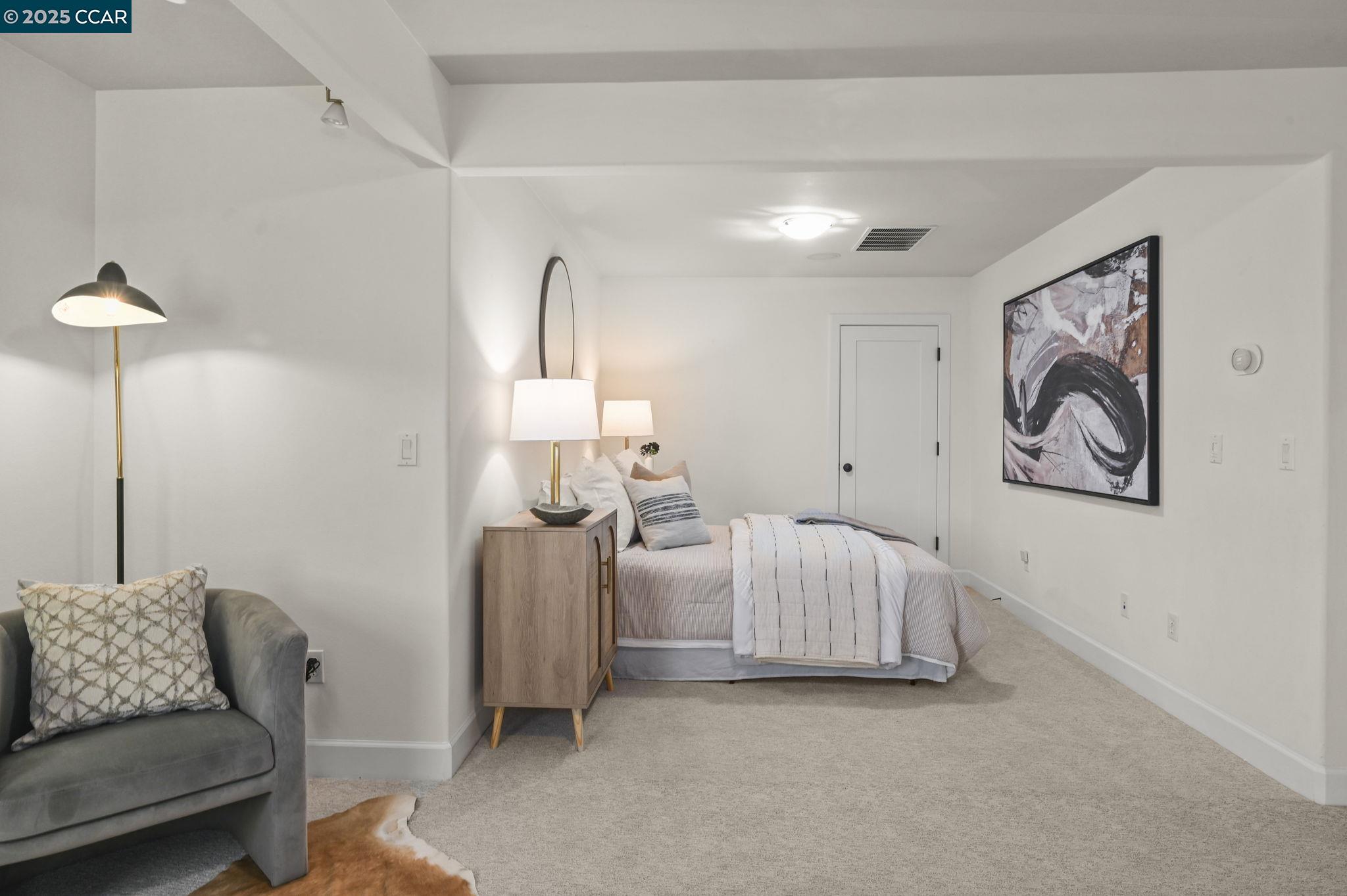 1042 W Arlington Way