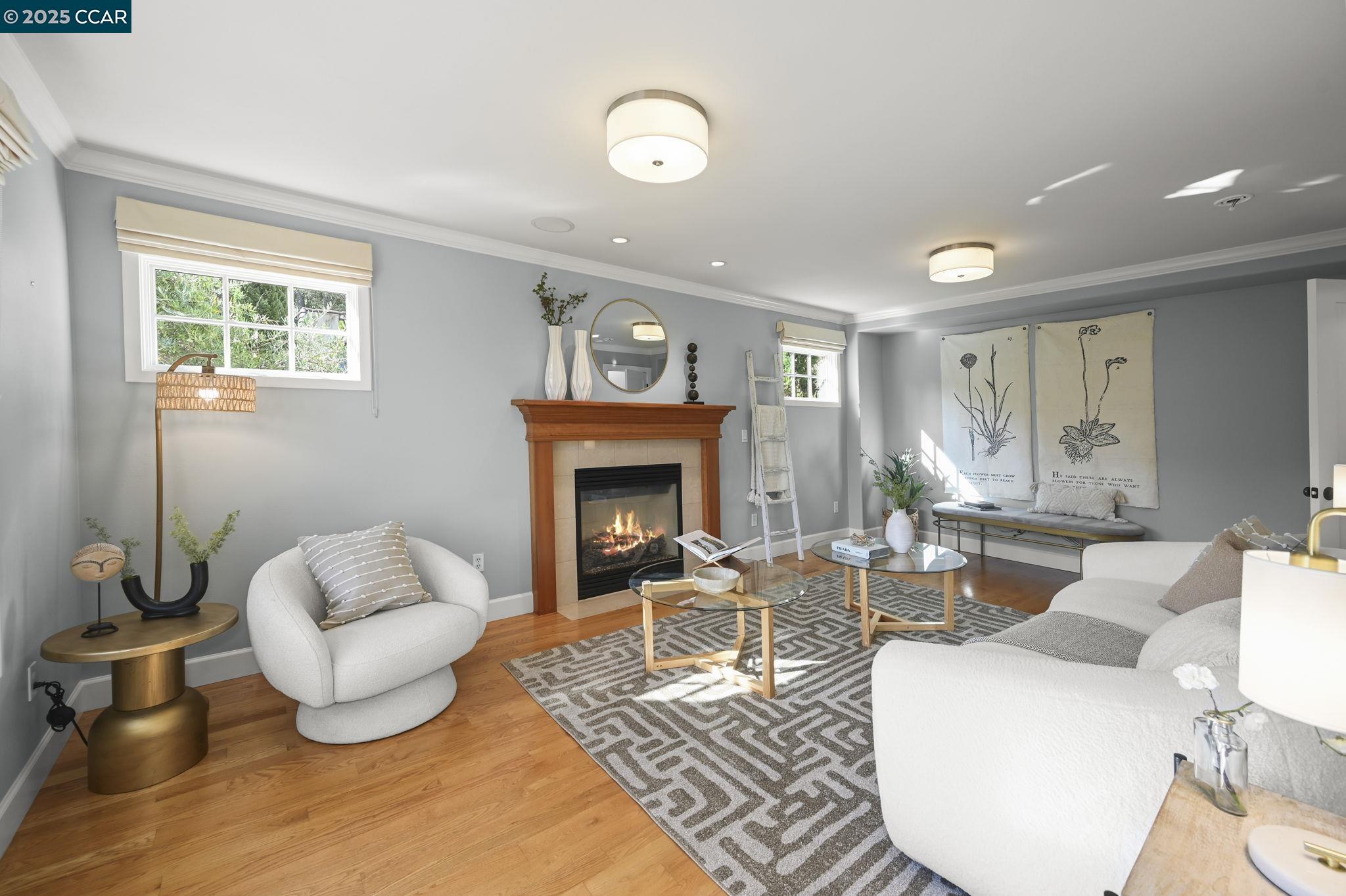 1042 W Arlington Way