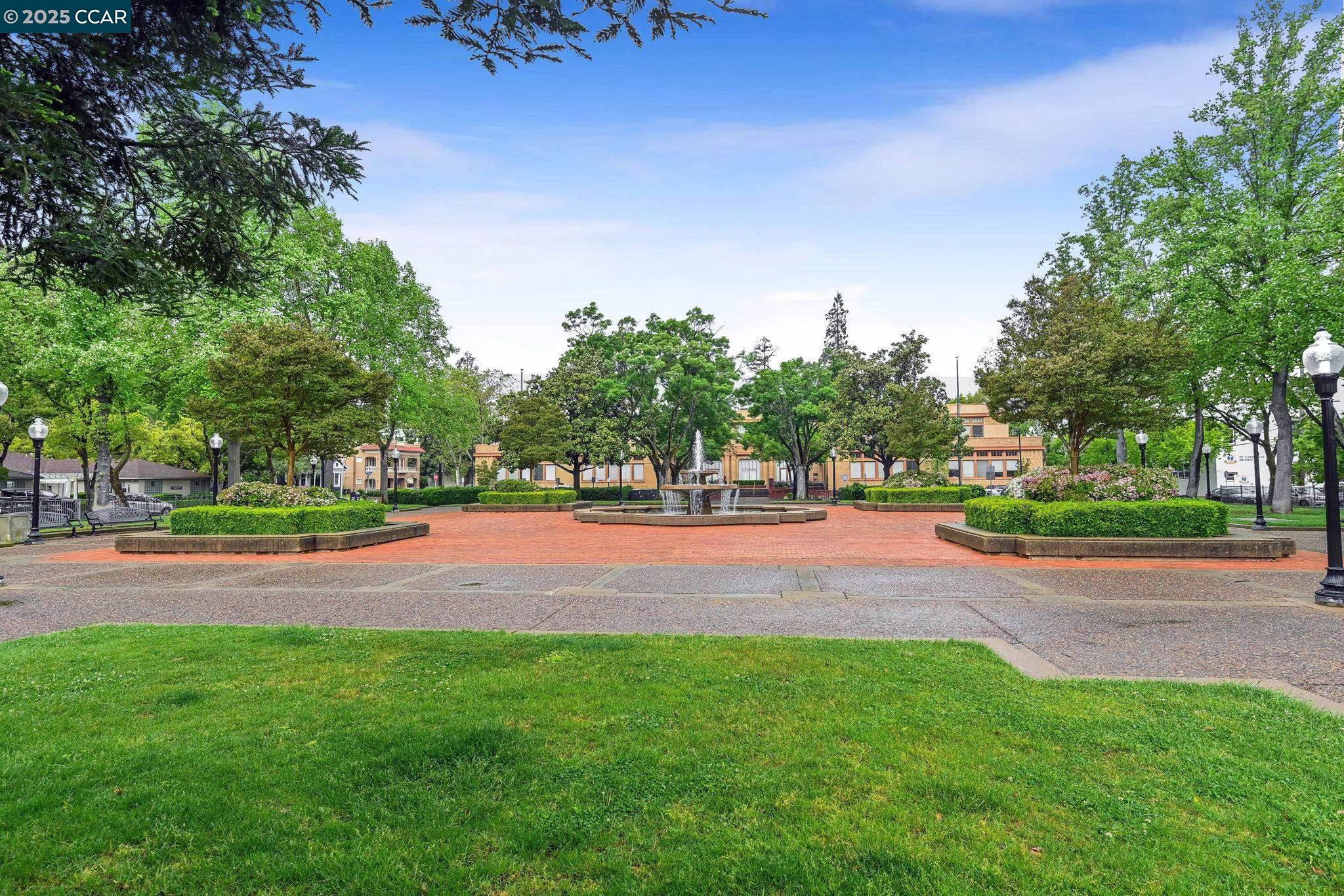 1042 W Arlington Way