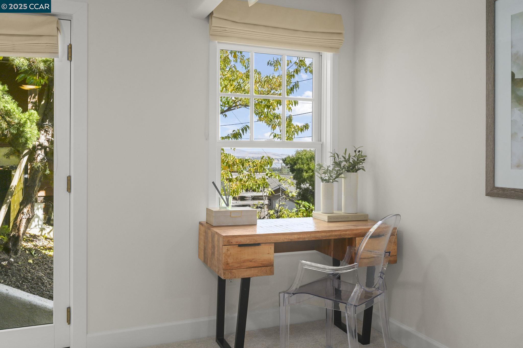 1042 W Arlington Way