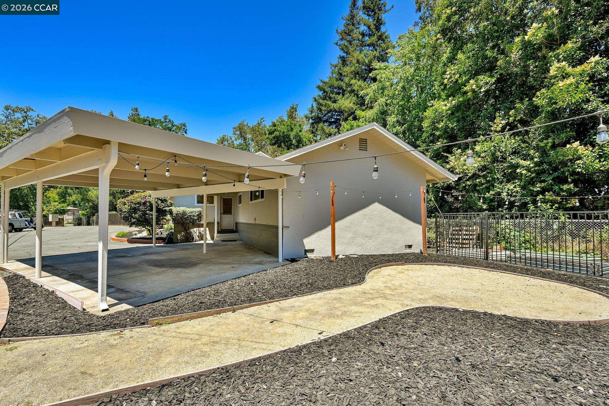 615 Flora St