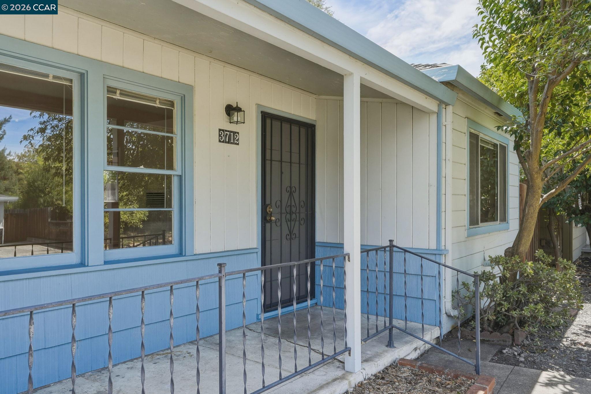 3712 Los Flores Ave
