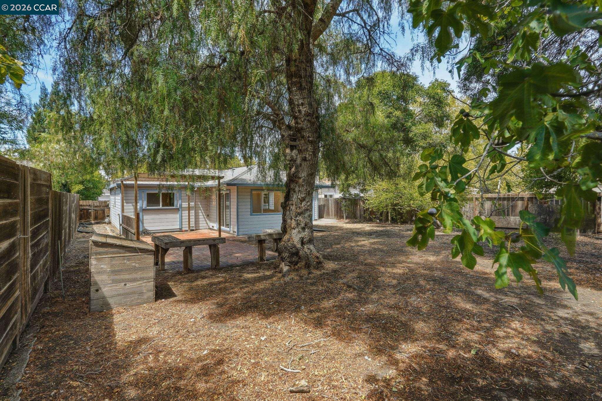 3712 Los Flores Ave