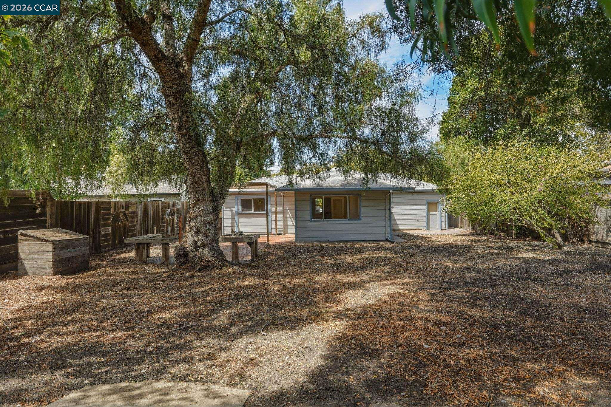 3712 Los Flores Ave