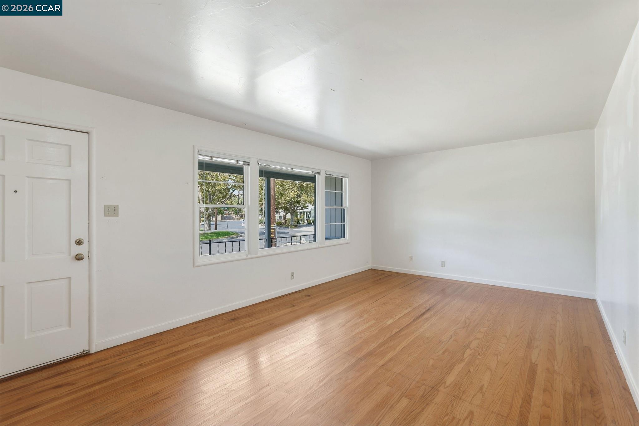 3712 Los Flores Ave