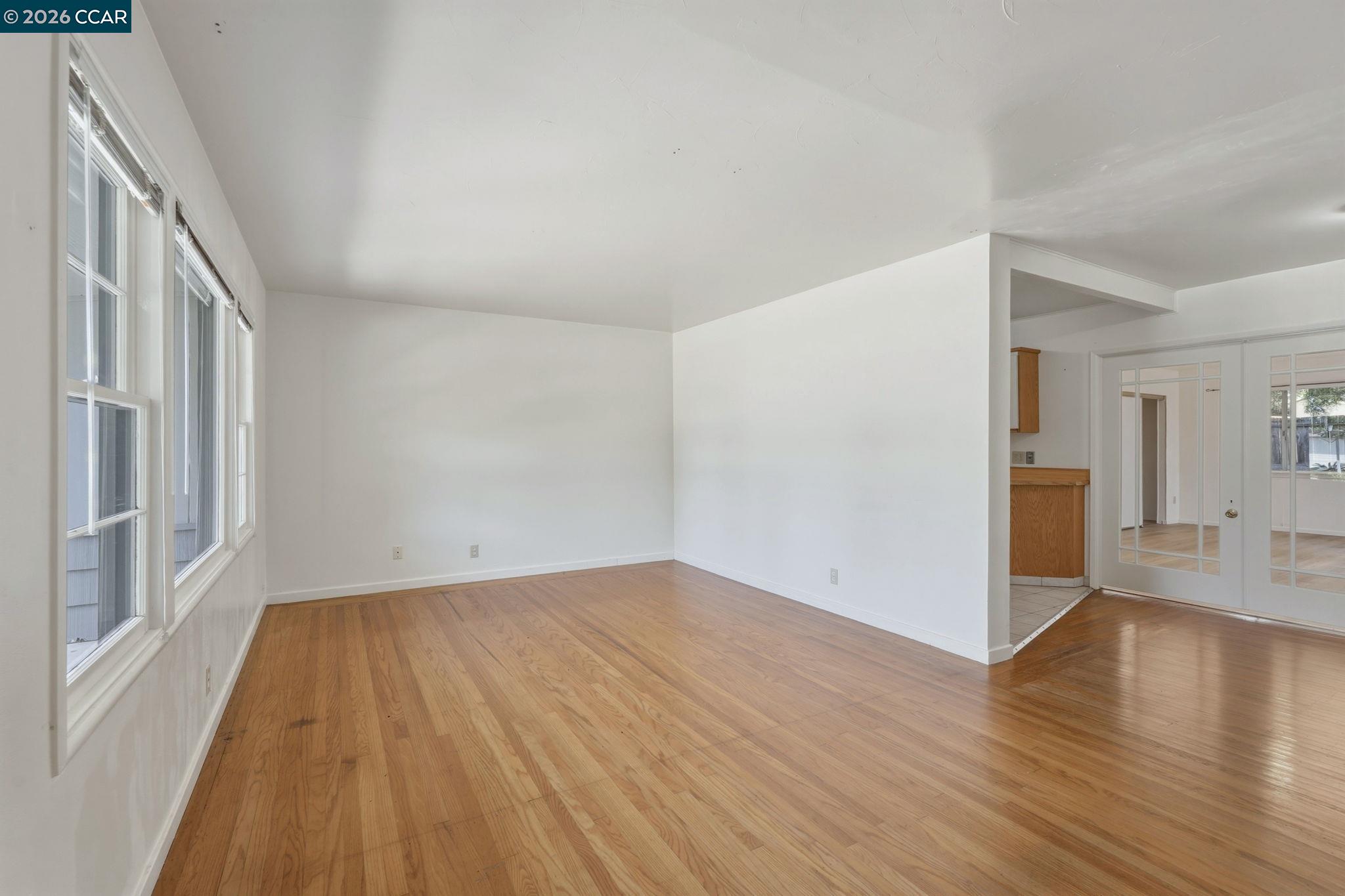 3712 Los Flores Ave