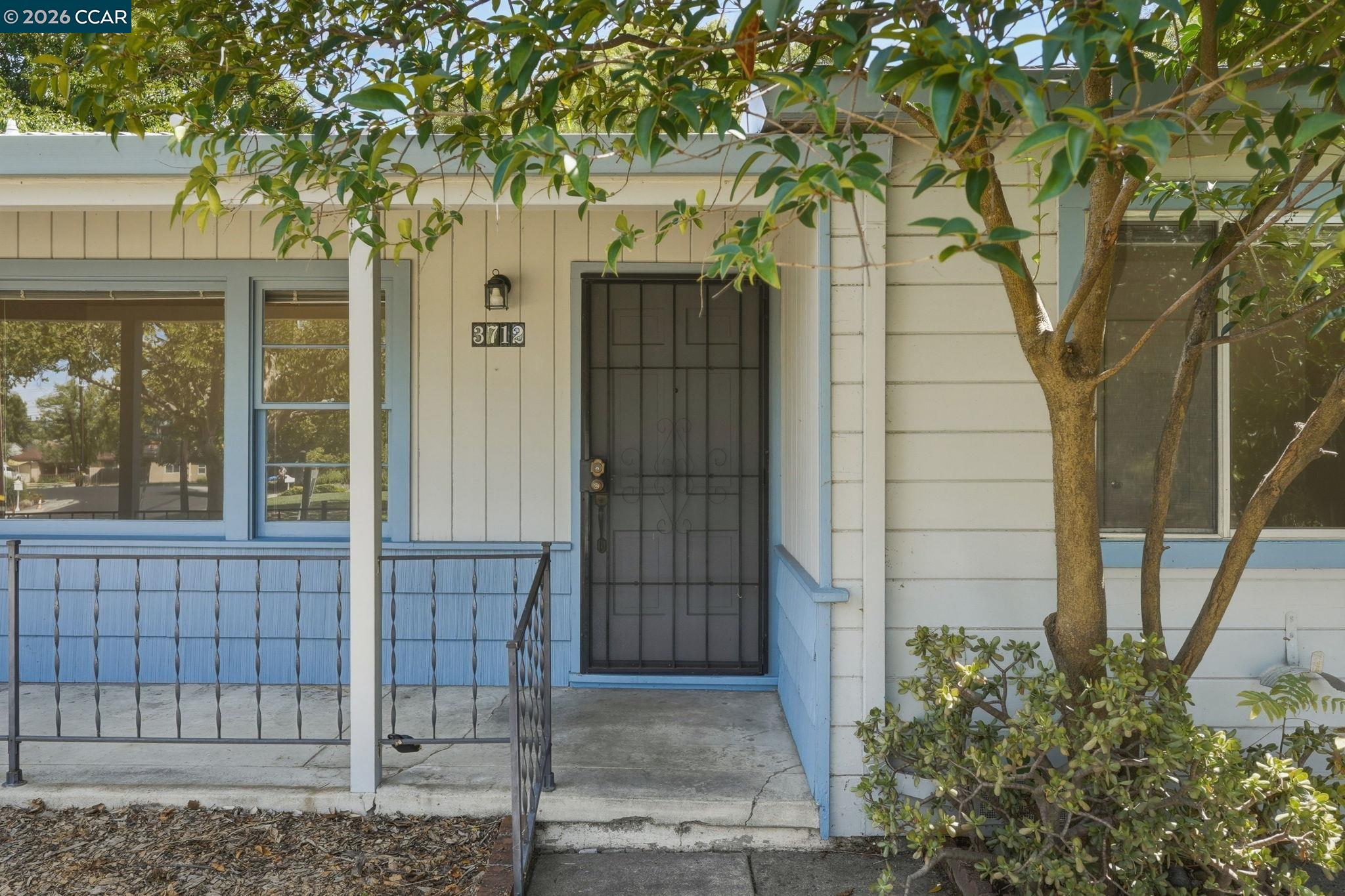 3712 Los Flores Ave