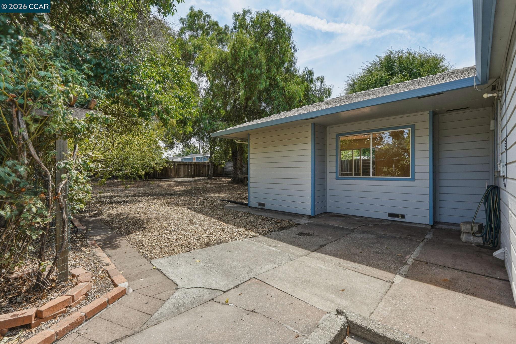 3712 Los Flores Ave