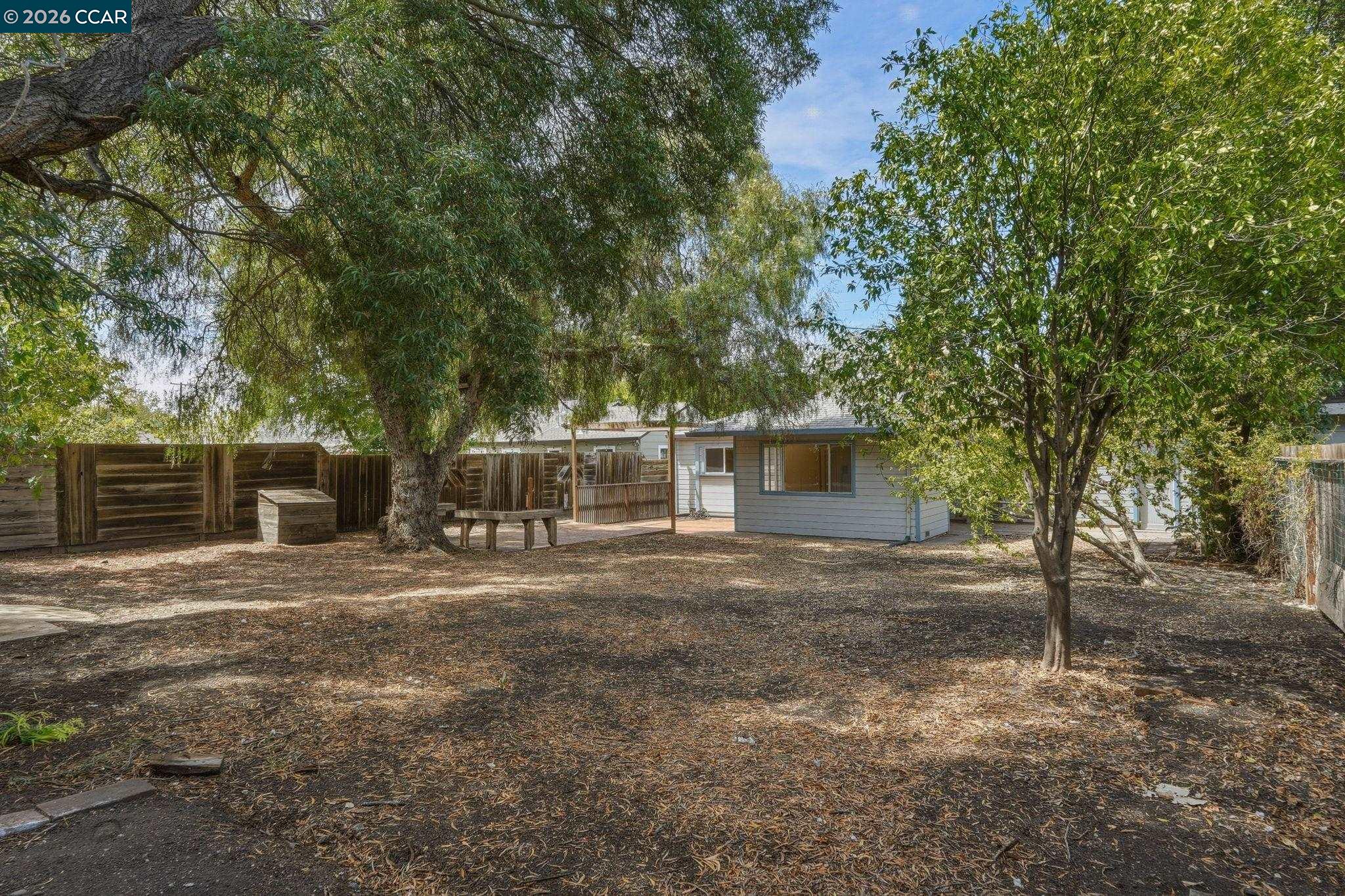 3712 Los Flores Ave