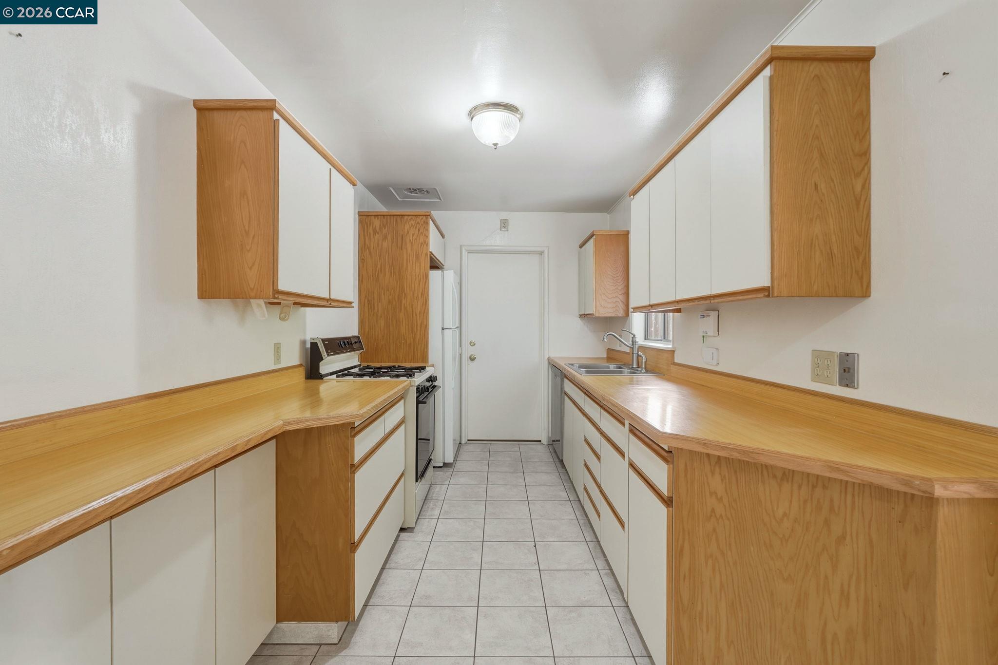 3712 Los Flores Ave