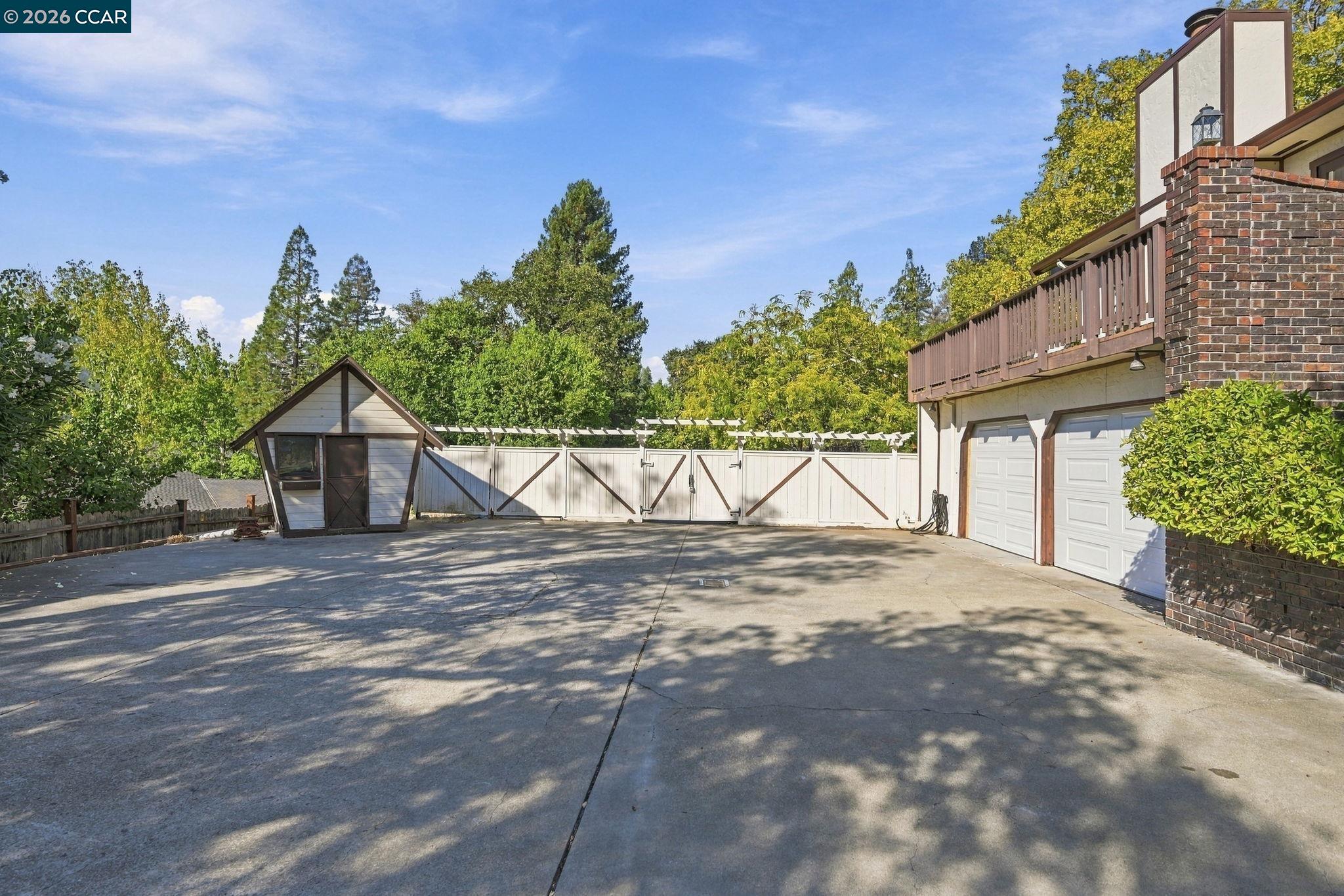945 Stow Ln
