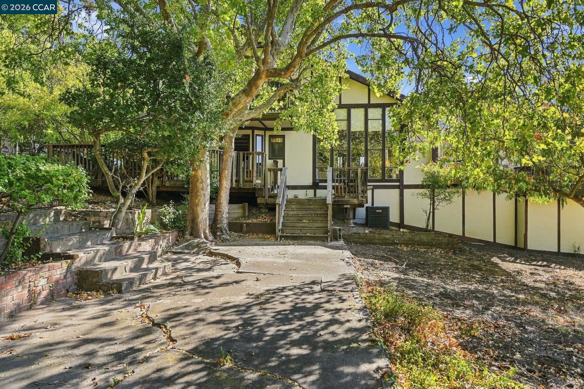 945 Stow Ln