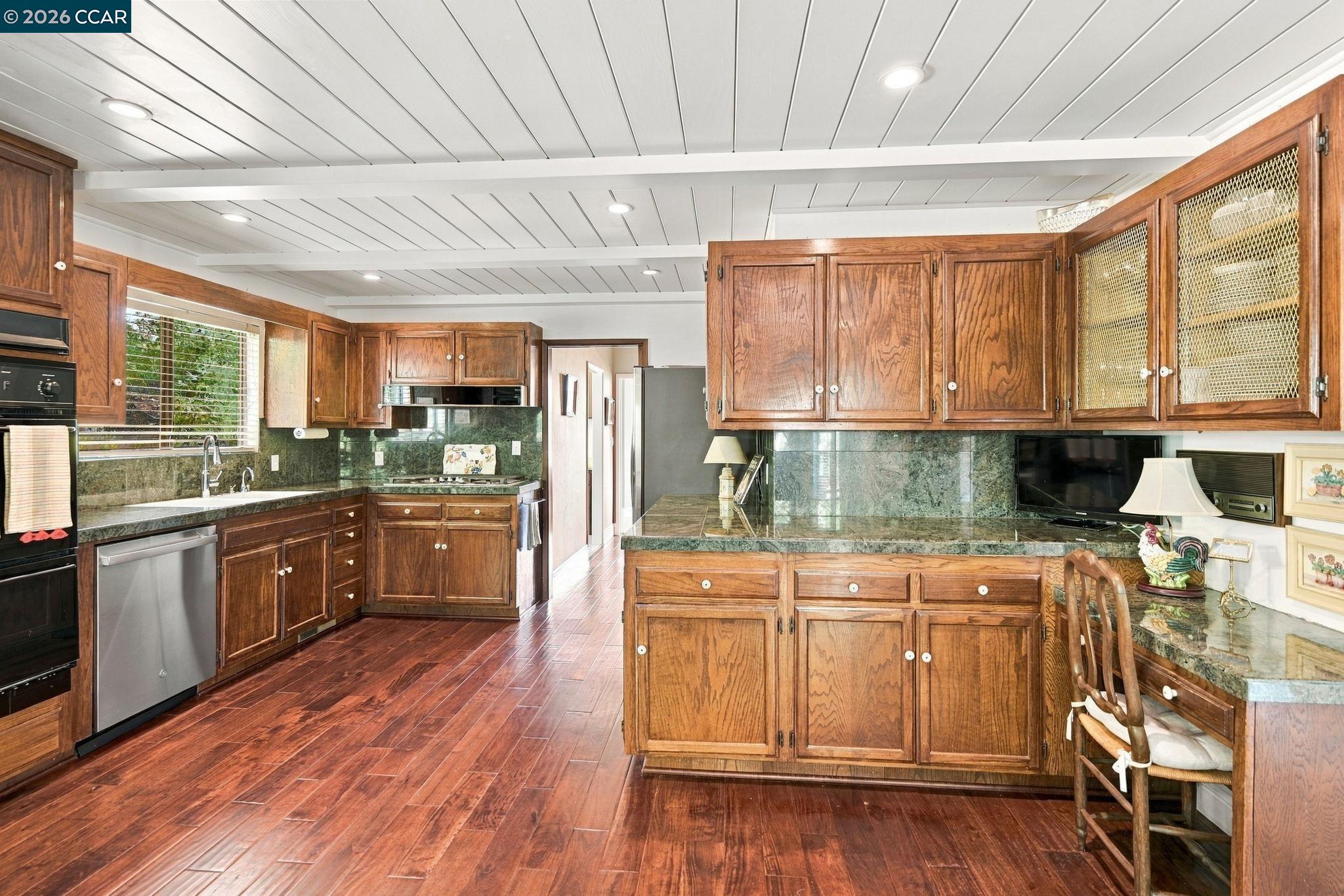 945 Stow Ln