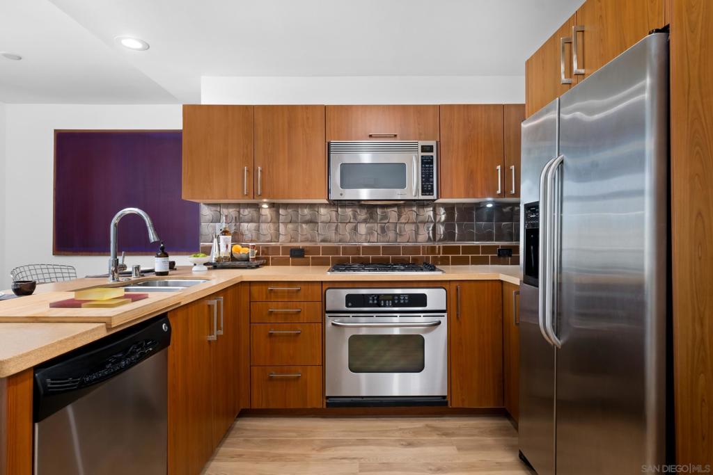 800 The Mark Lane 704