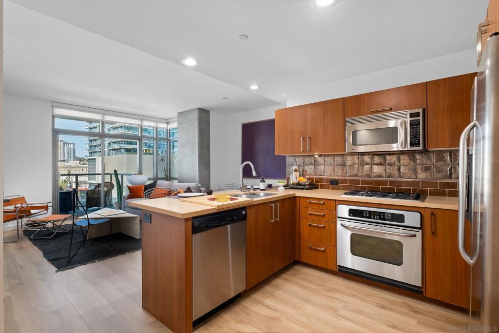 800 The Mark Lane 704