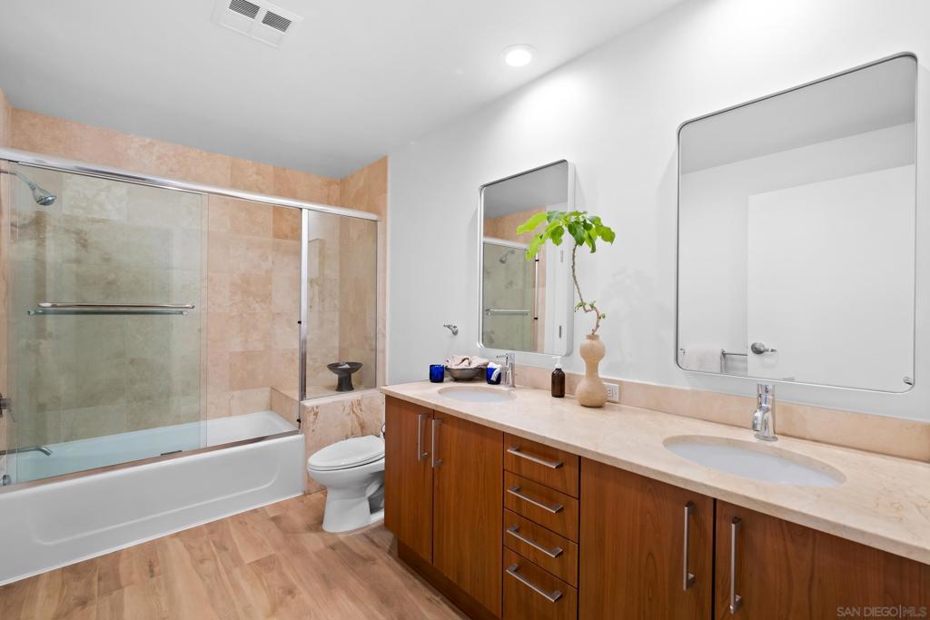 800 The Mark Lane 704