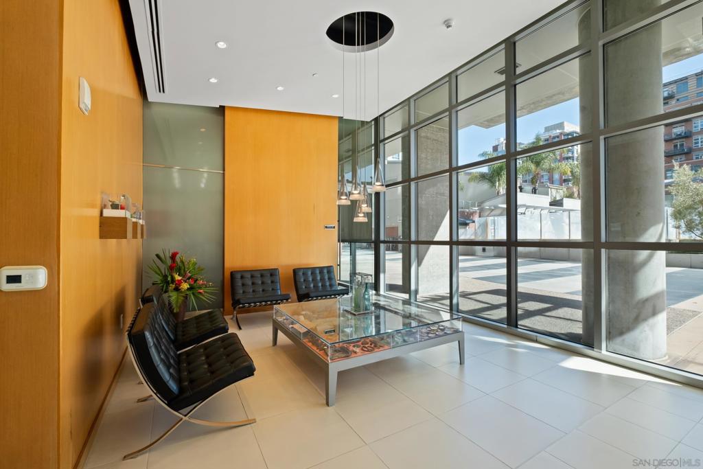 800 The Mark Lane 704