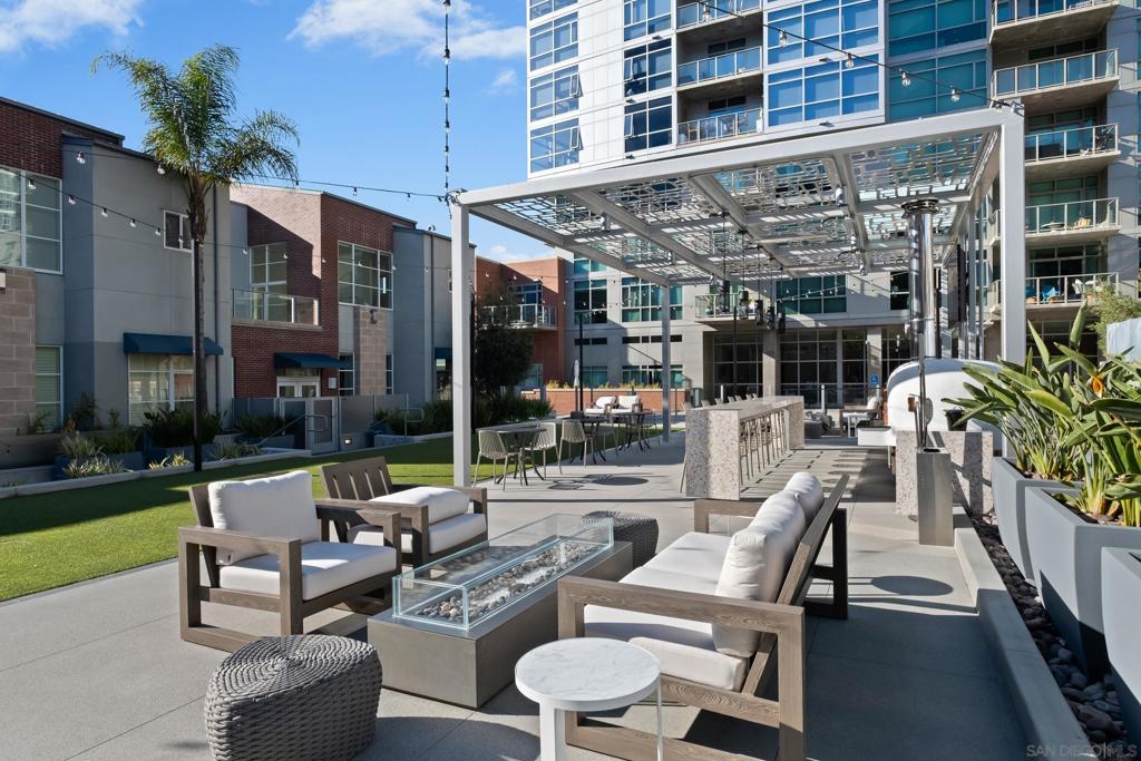 800 The Mark Lane 704