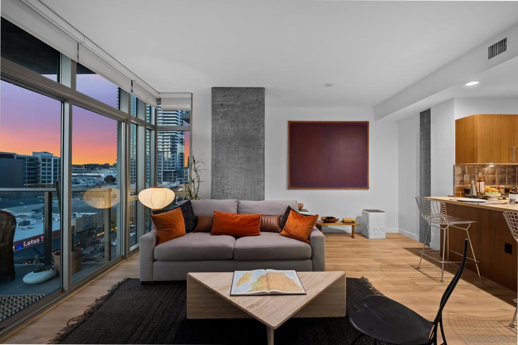 800 The Mark Lane 704