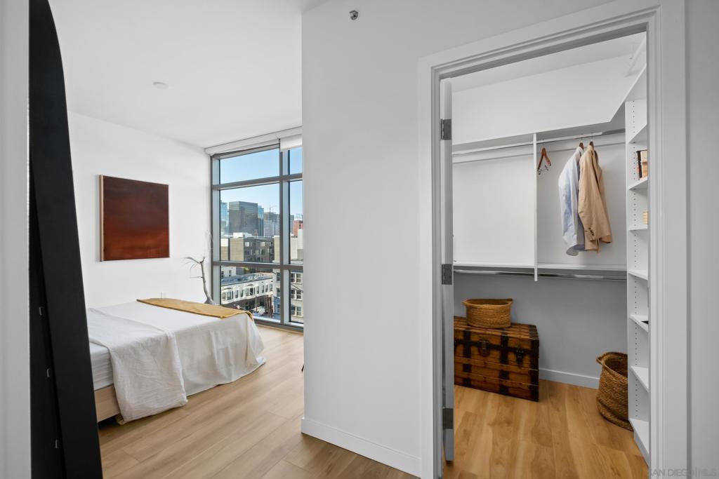 800 The Mark Lane 704