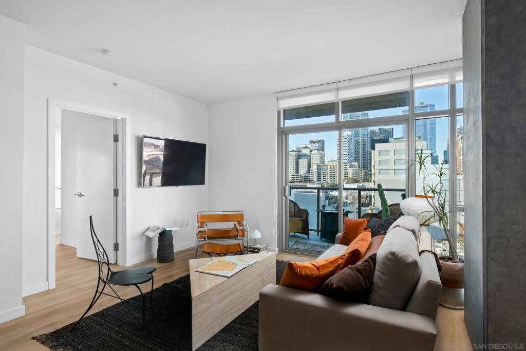 800 The Mark Lane 704